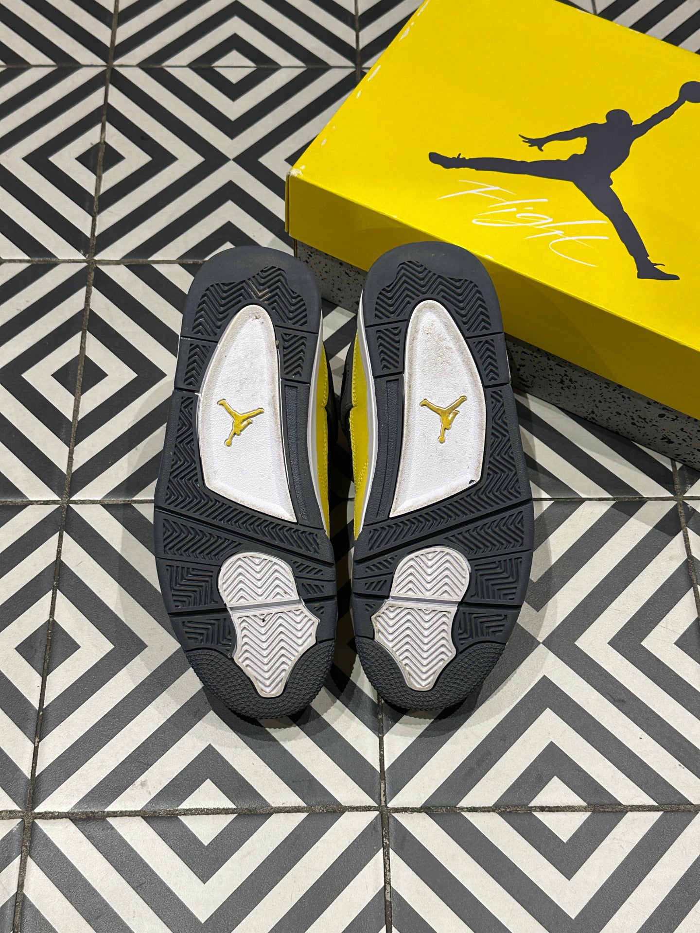 Jordan 4 Lightning GS (Taille 40)