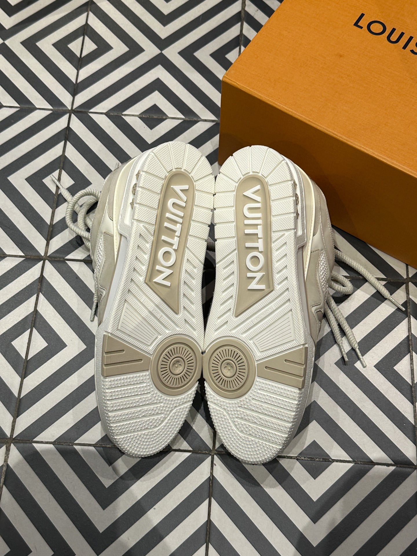 Louis Vuitton Skate Beige (Taille 44)