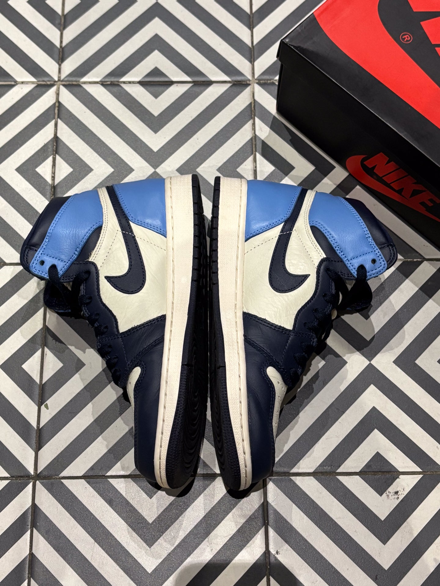 Jordan 1 High Obsidian (Taille 42,5)
