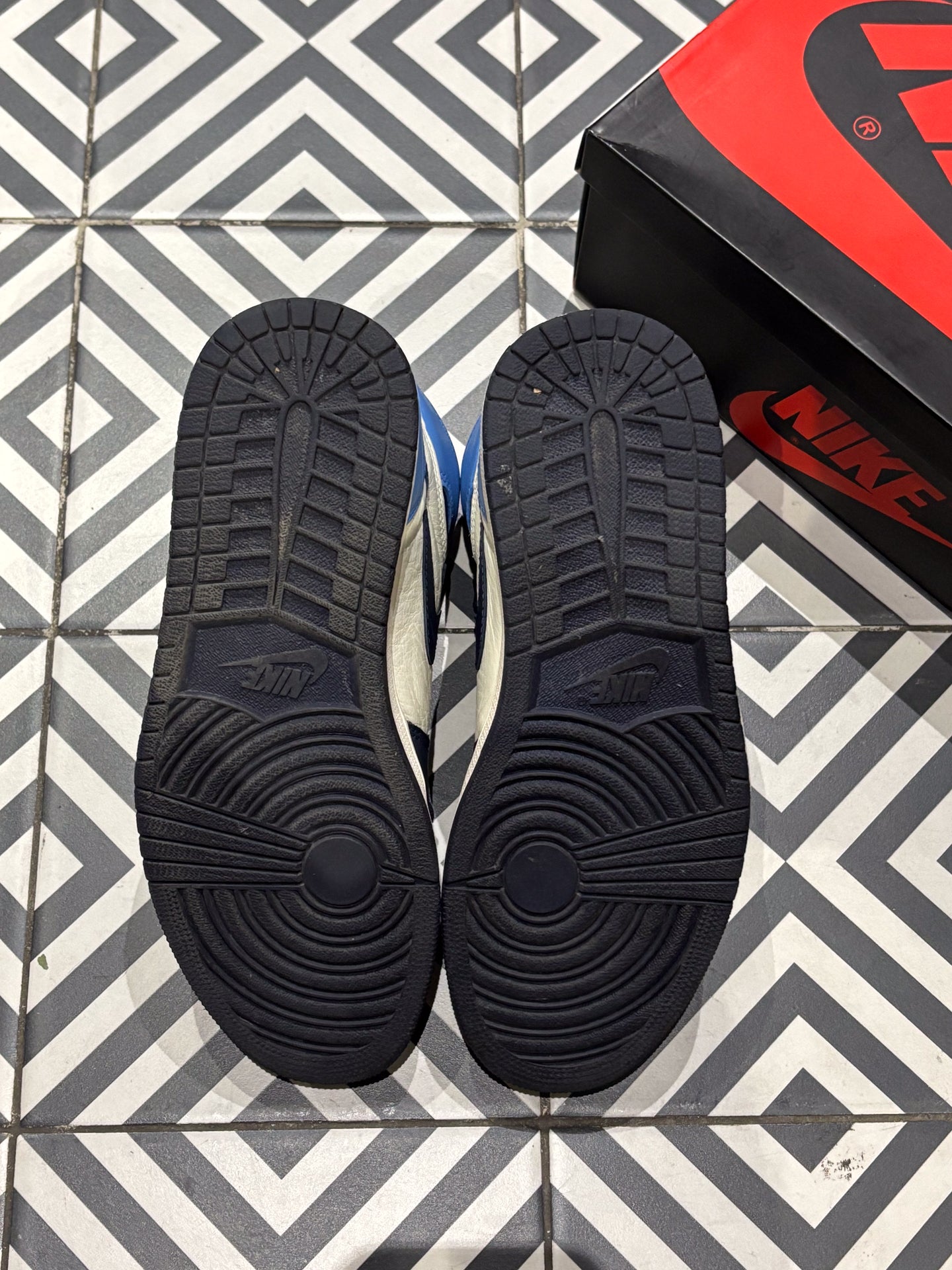 Jordan 1 High Obsidian (Taille 42,5)