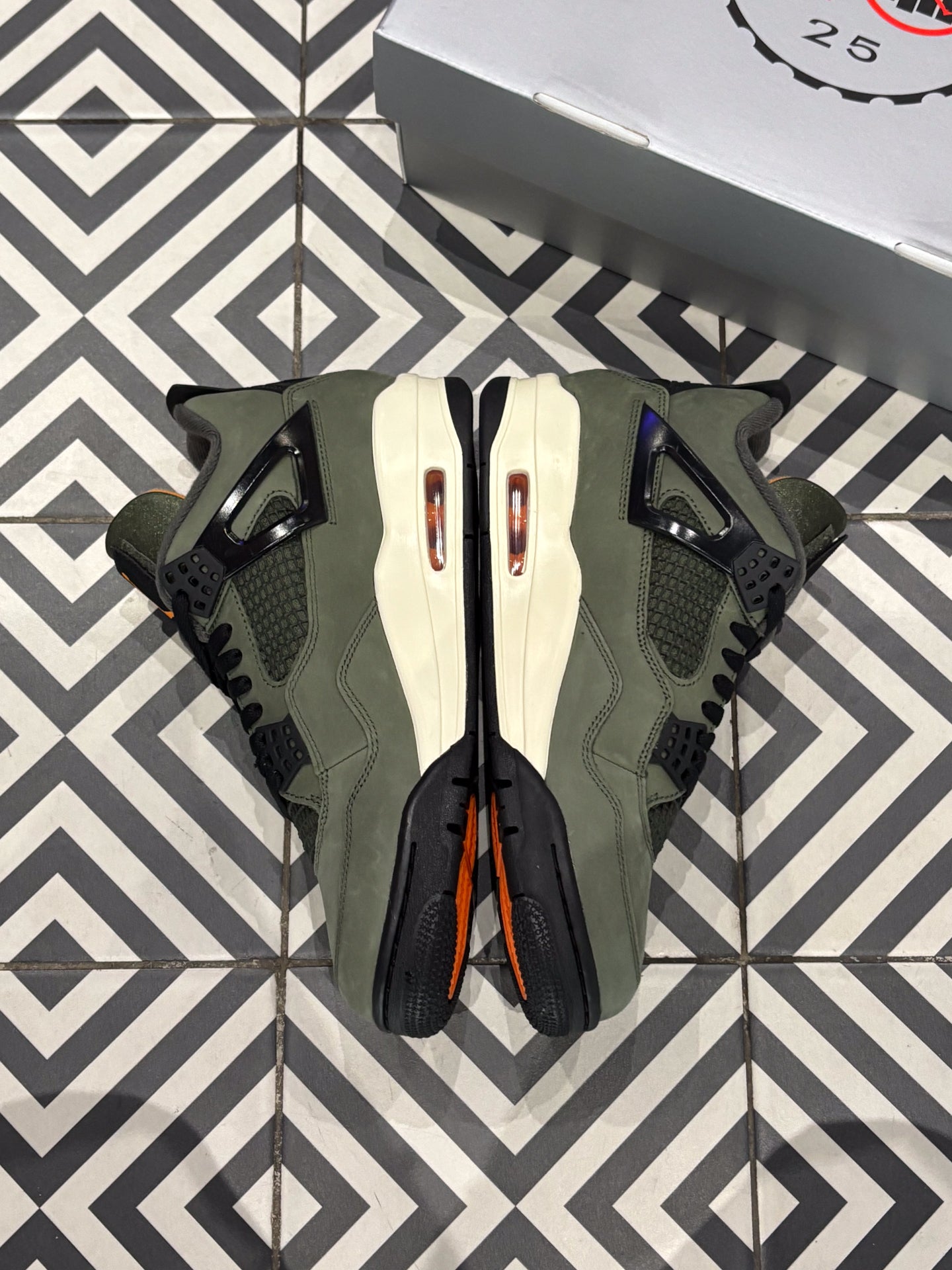 Jordan 4 Undefeated (Taille 42)