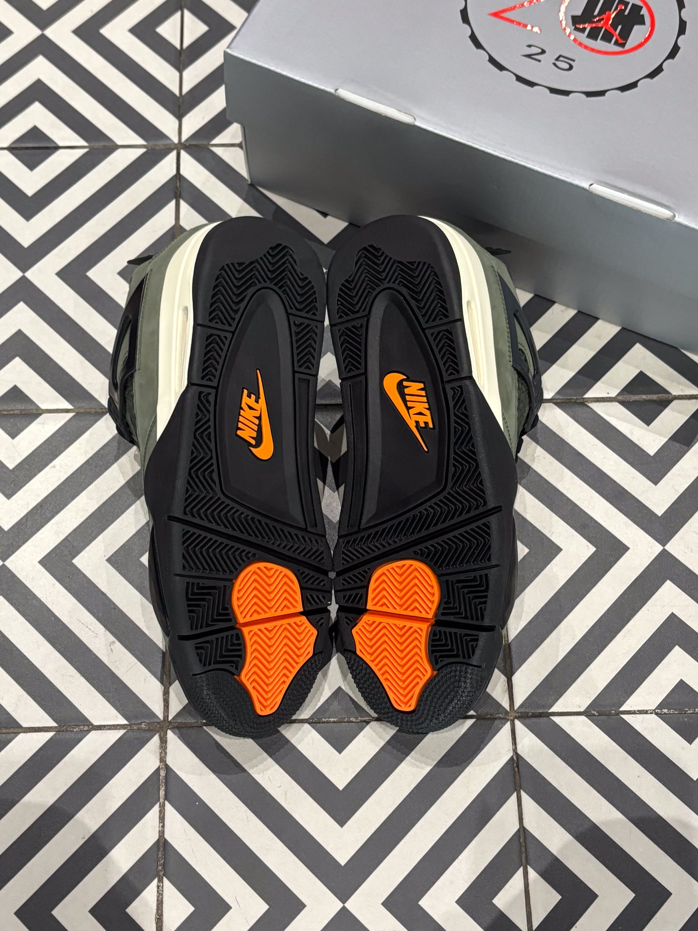 Jordan 4 Undefeated (Taille 42)