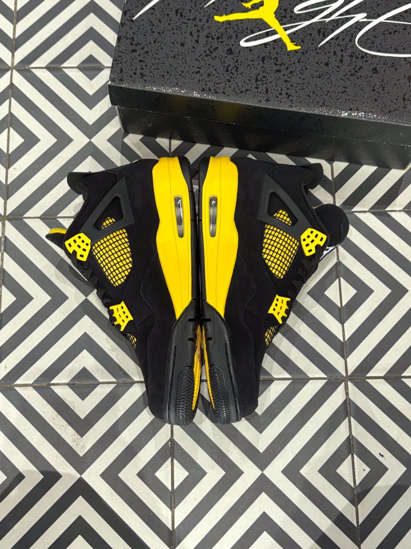 Jordan 4 Thunder (Taille 43)