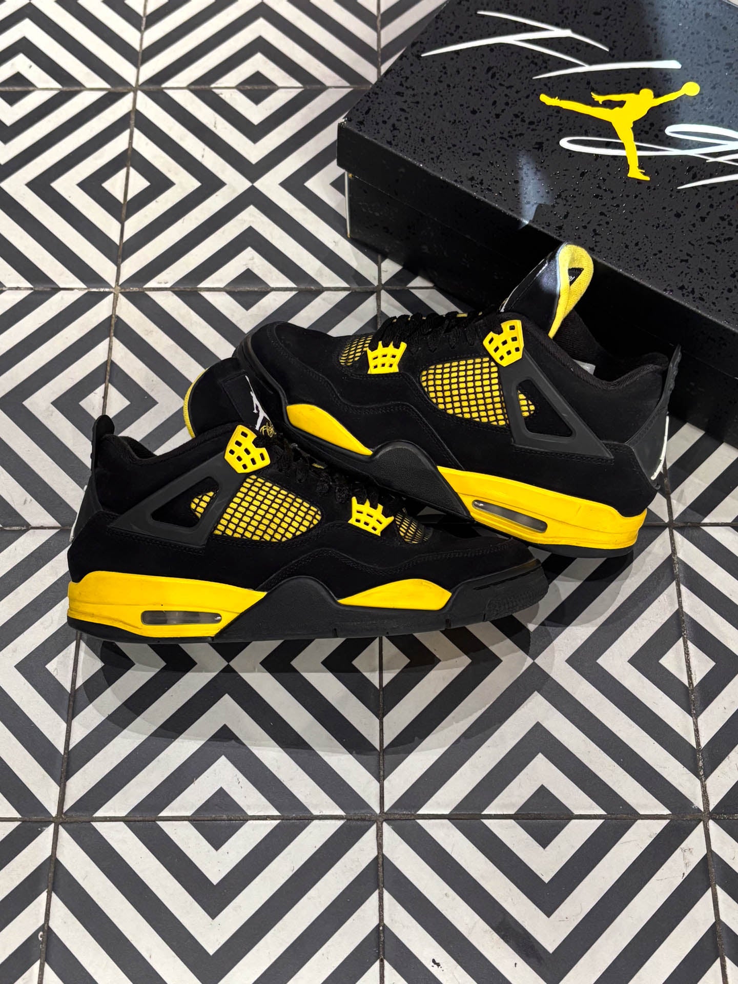 Jordan 4 Thunder (Taille 44,5)
