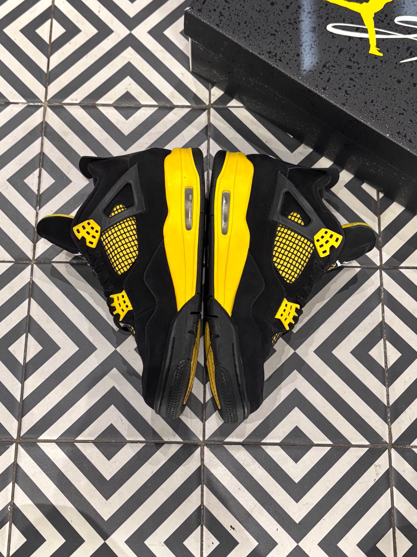 Jordan 4 Thunder (Taille 44,5)