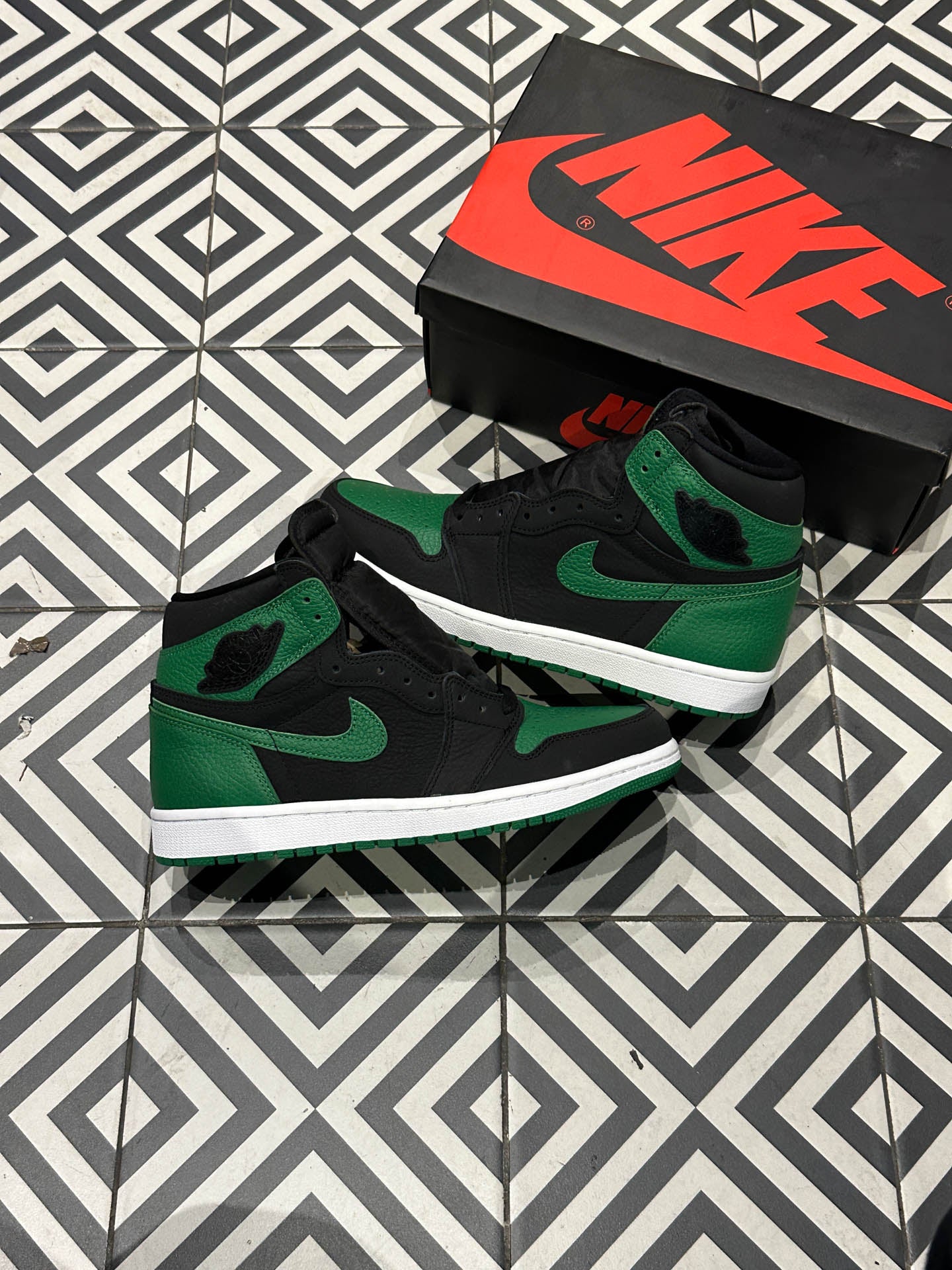 Jordan 1 High Pine green 1.0 (Taille 43)