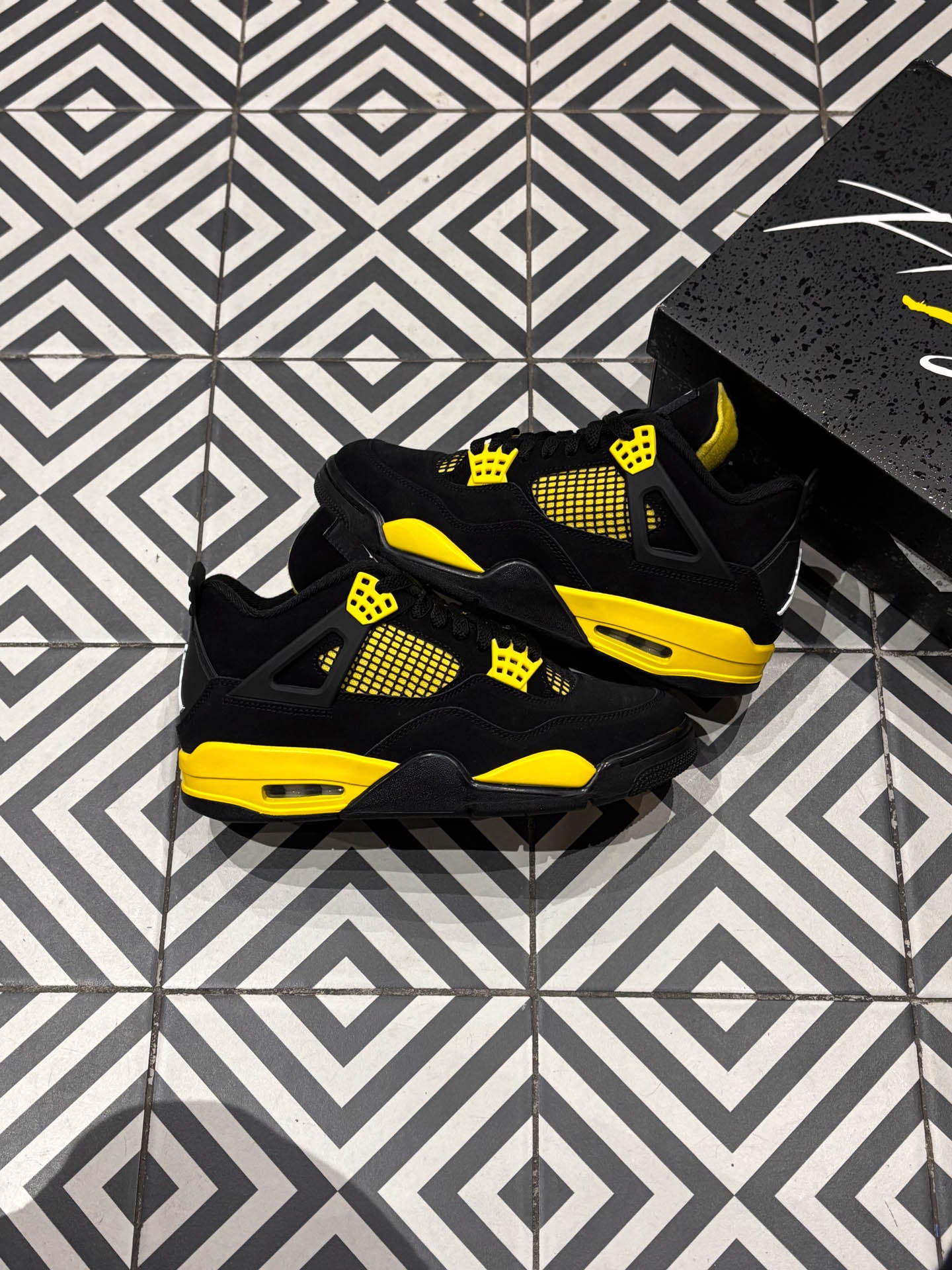 Jordan 4 Thunder (Taille 40,5)