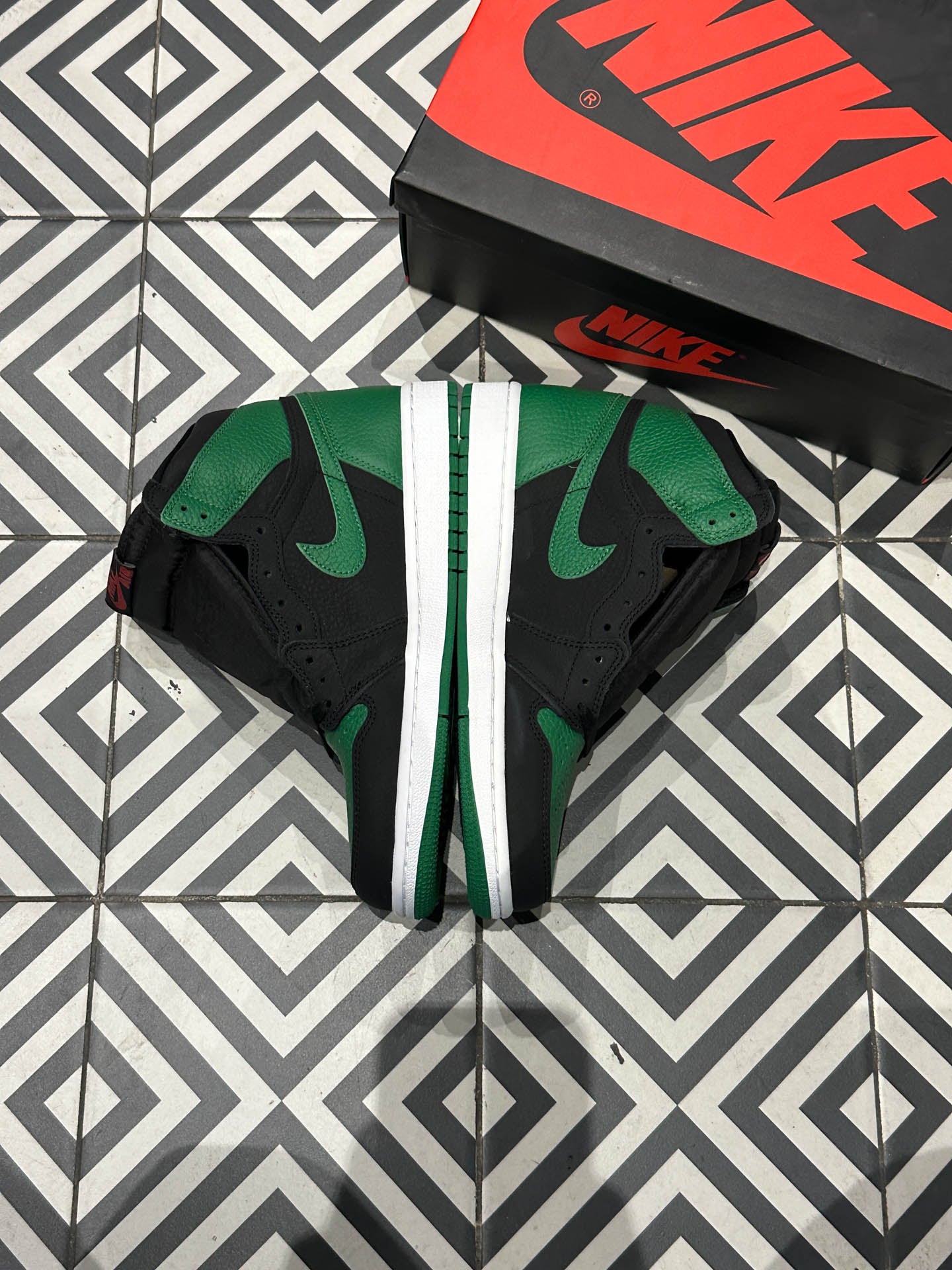 Jordan 1 High Pine green 1.0 (Taille 43)