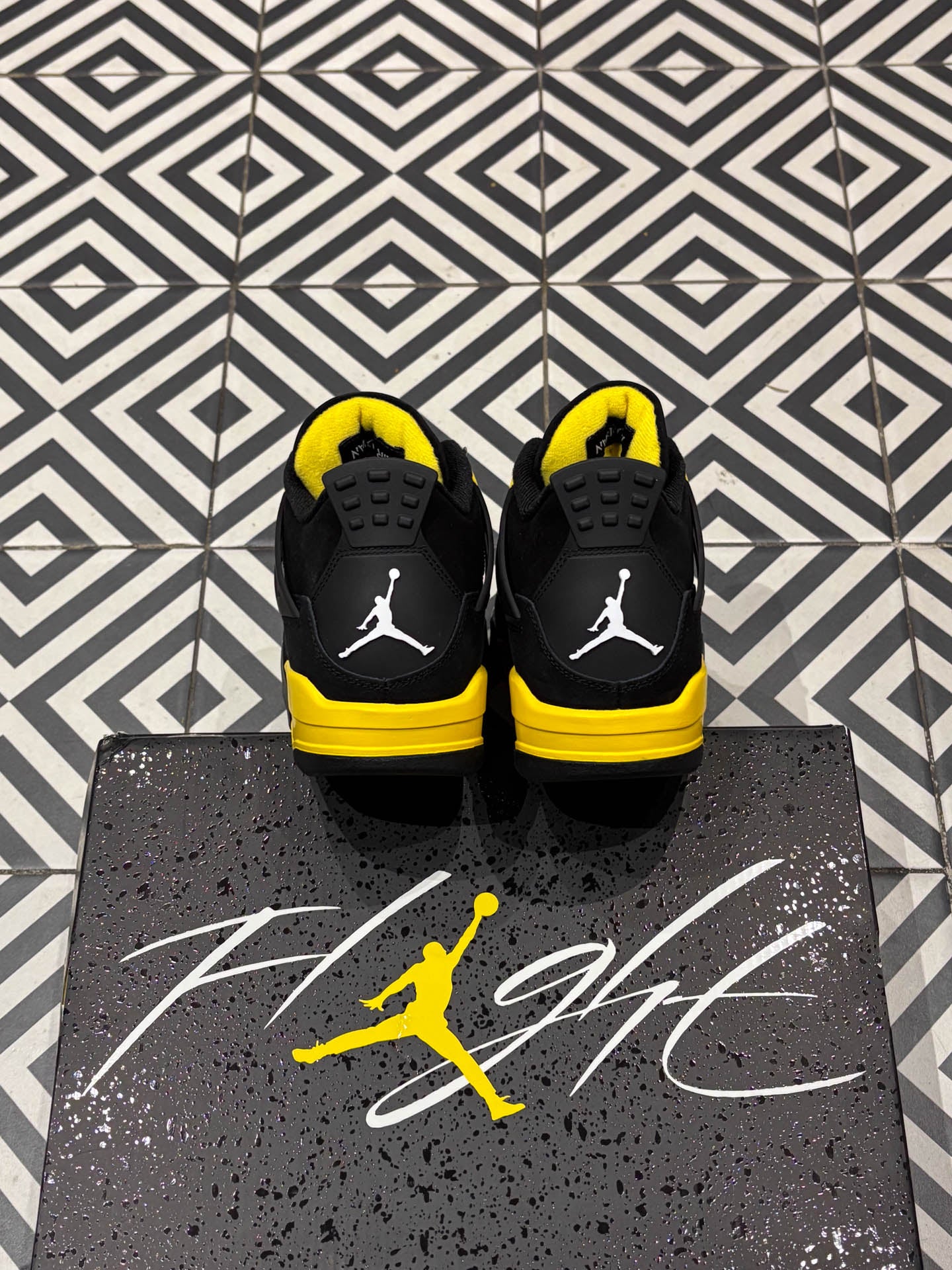 Jordan 4 Thunder (Taille 40,5)