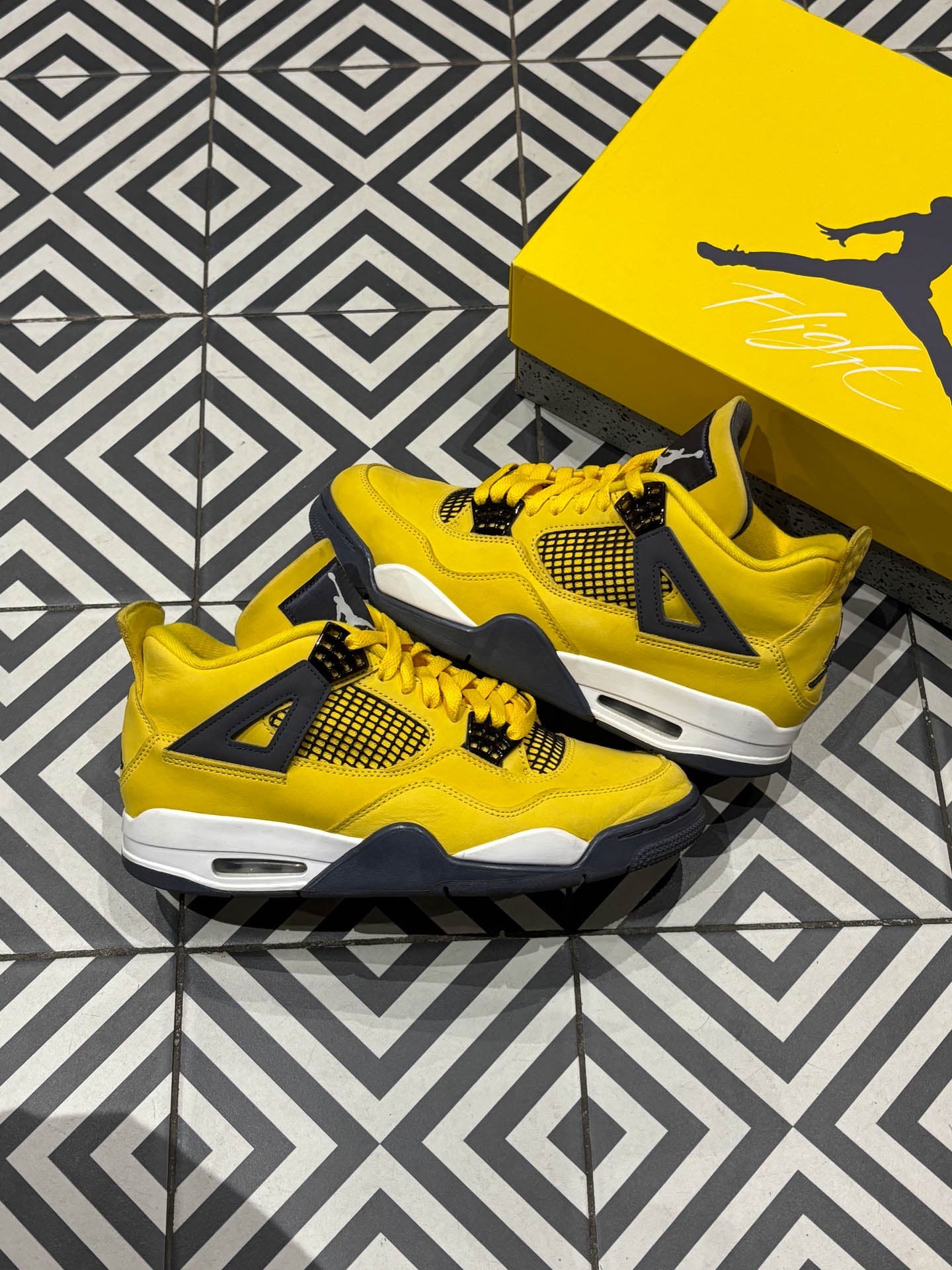 Jordan 4 Lightning (Taille 42,5)