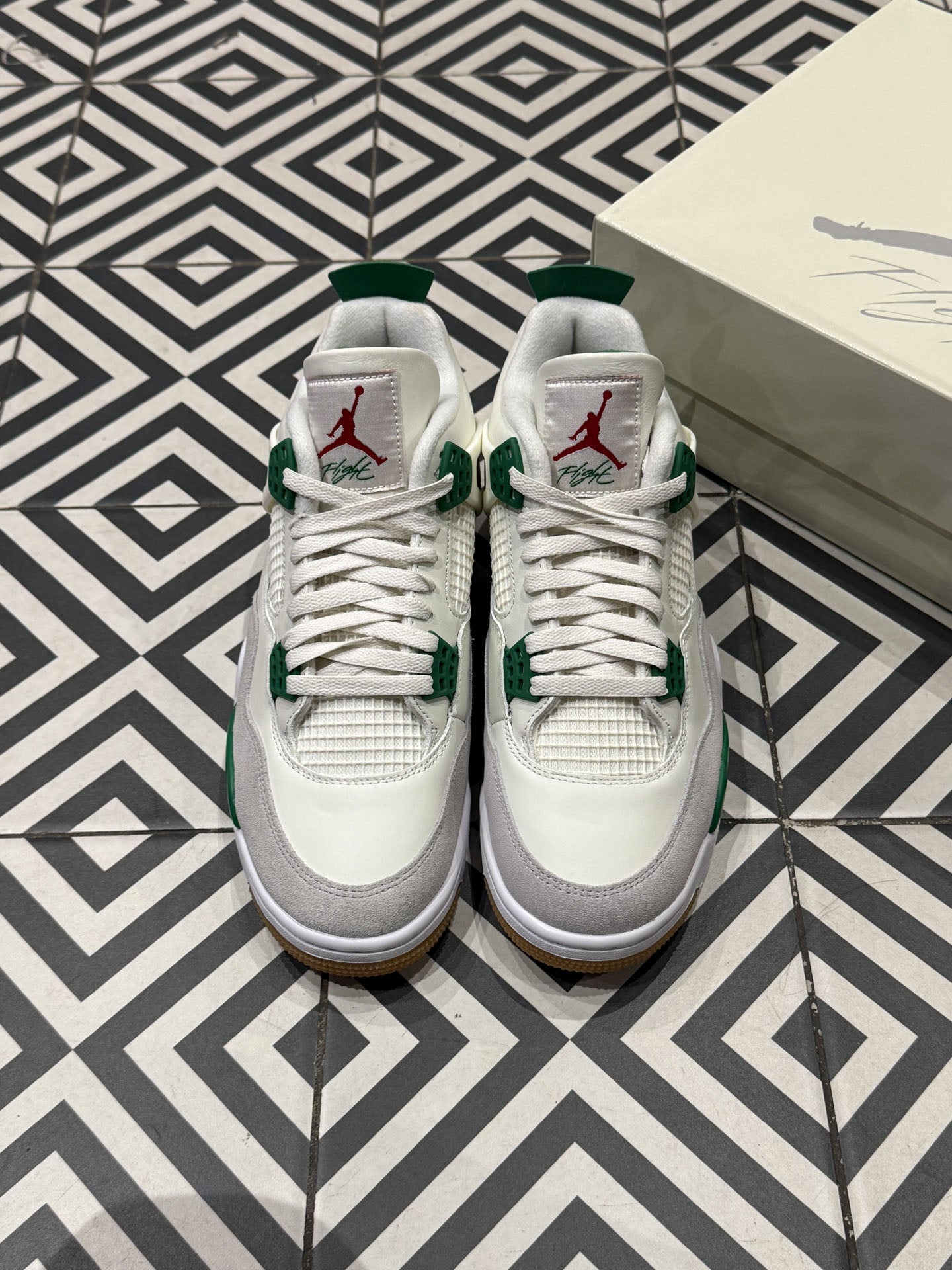 Jordan 4 SB Pine Green (Taille 38,5/40/43/44)