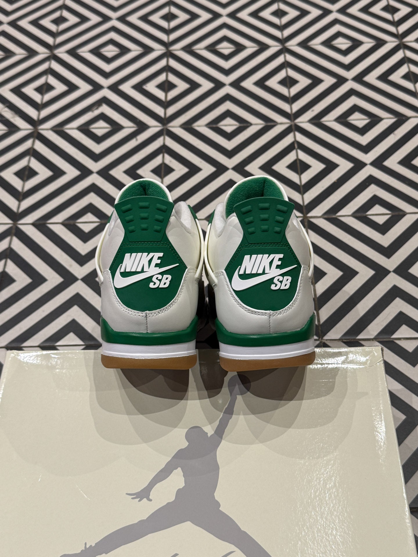 Jordan 4 SB Pine Green (Taille 38,5/40/43/44)