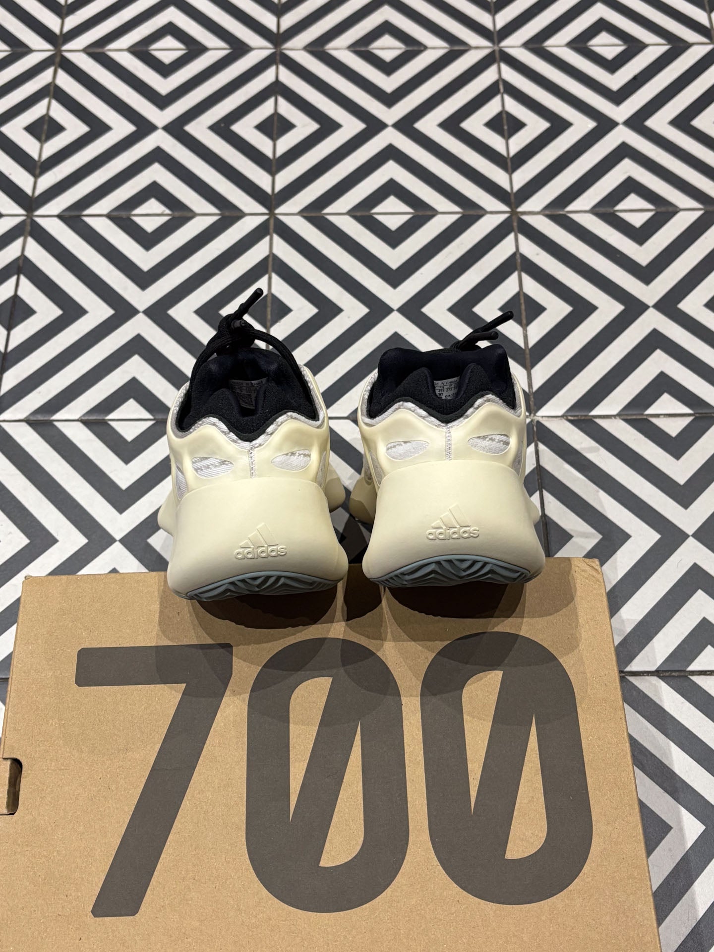 Yeezy 700 V3 Azael (Taille 43)