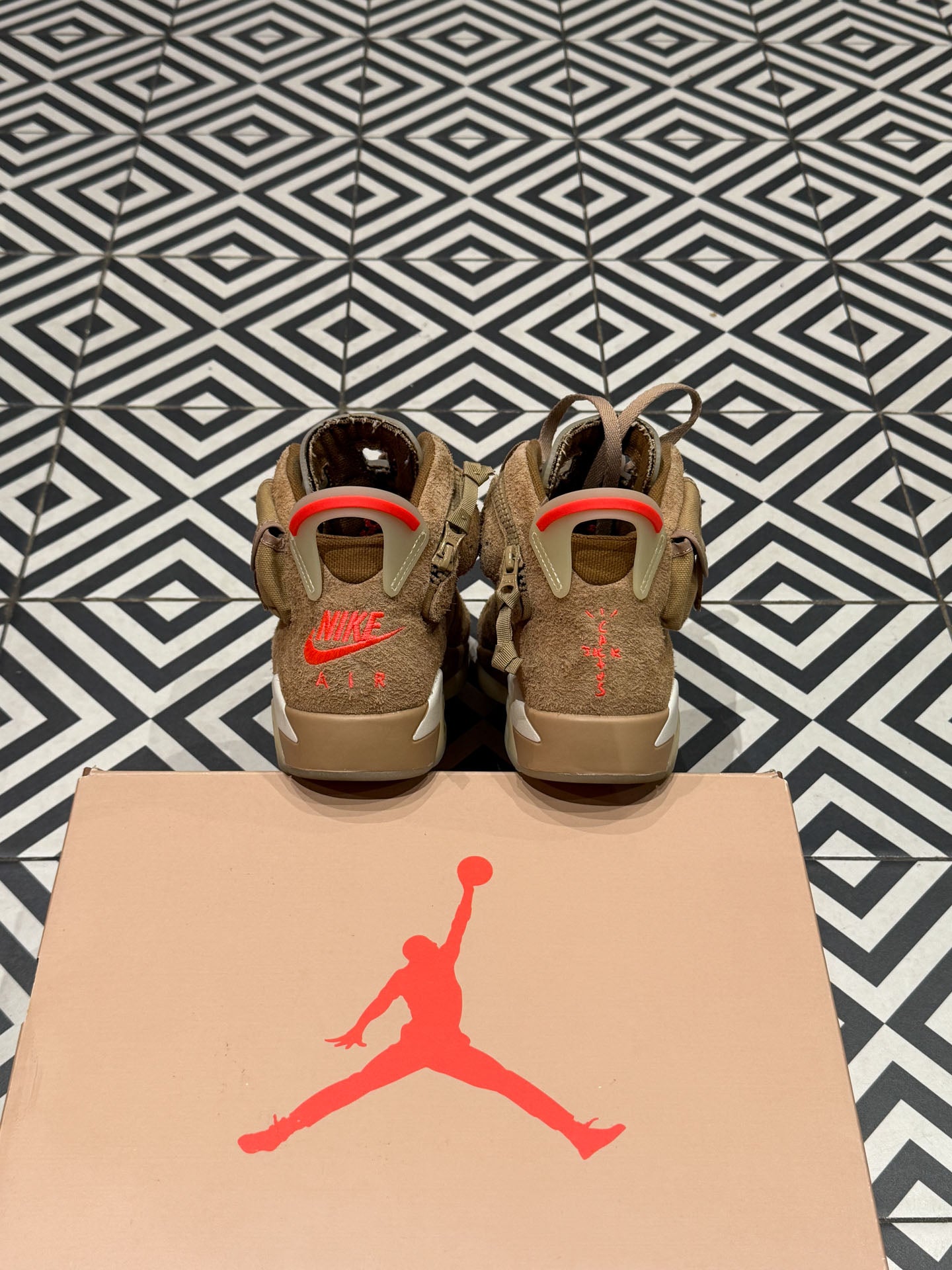 Jordan 6 Travis Scott British Kaki (Taille 40,5)