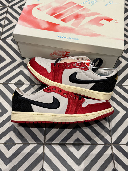 Jordan 1 Low Trophy Room (Taille 44)