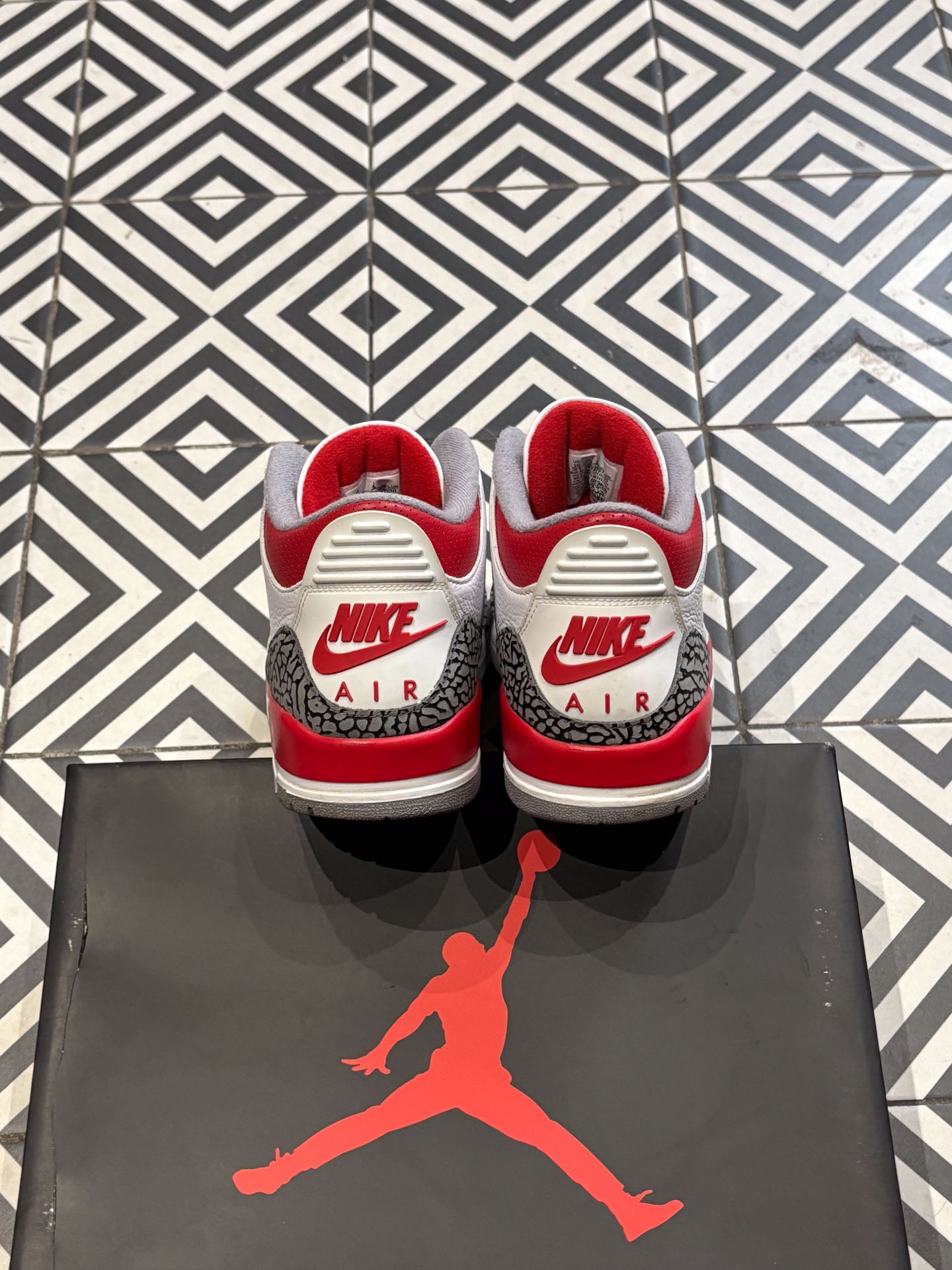 Jordan 3 Fire red (Taille 44)