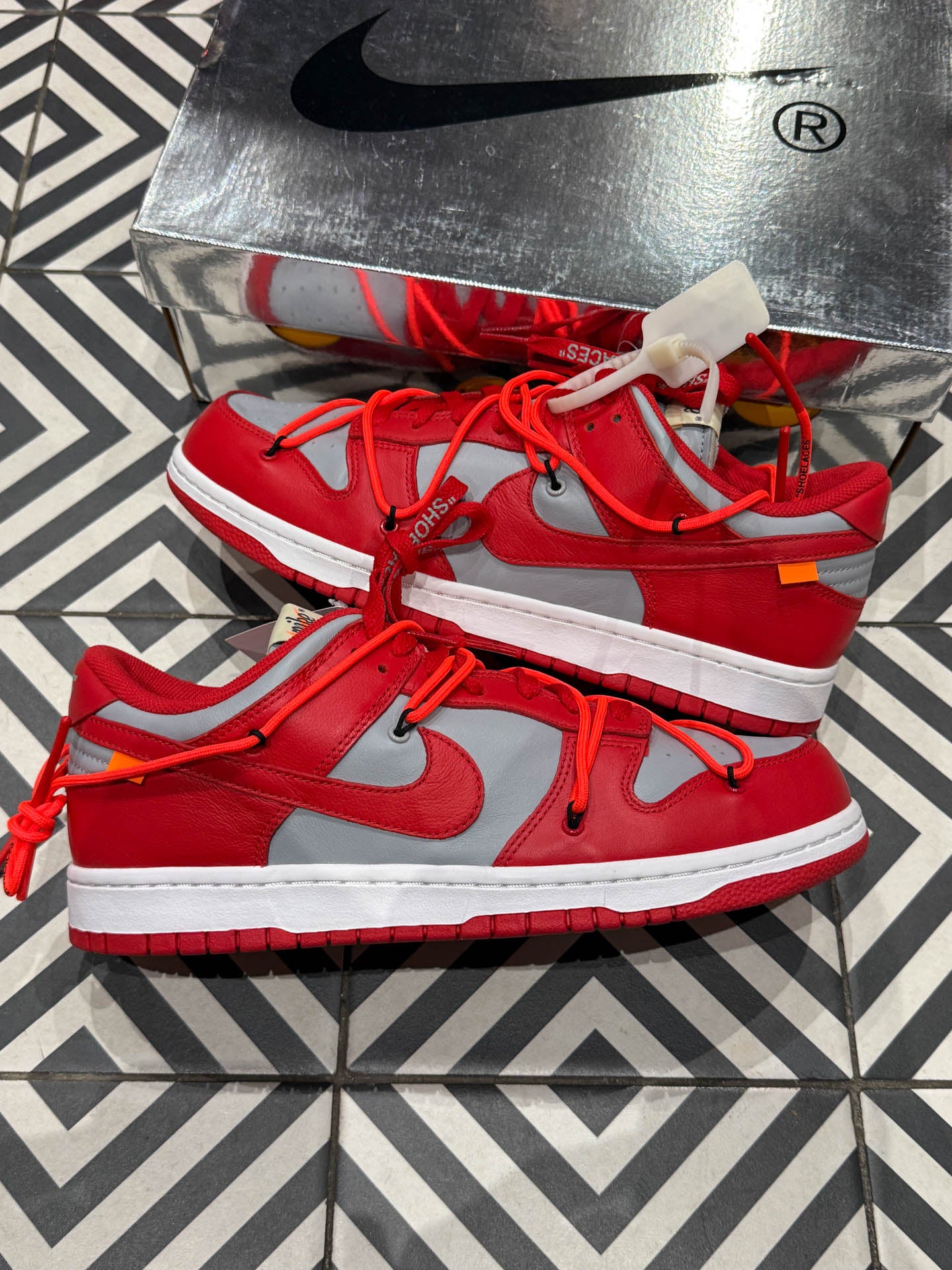 Dunk Low Off-White University Red (Taille 44,5)