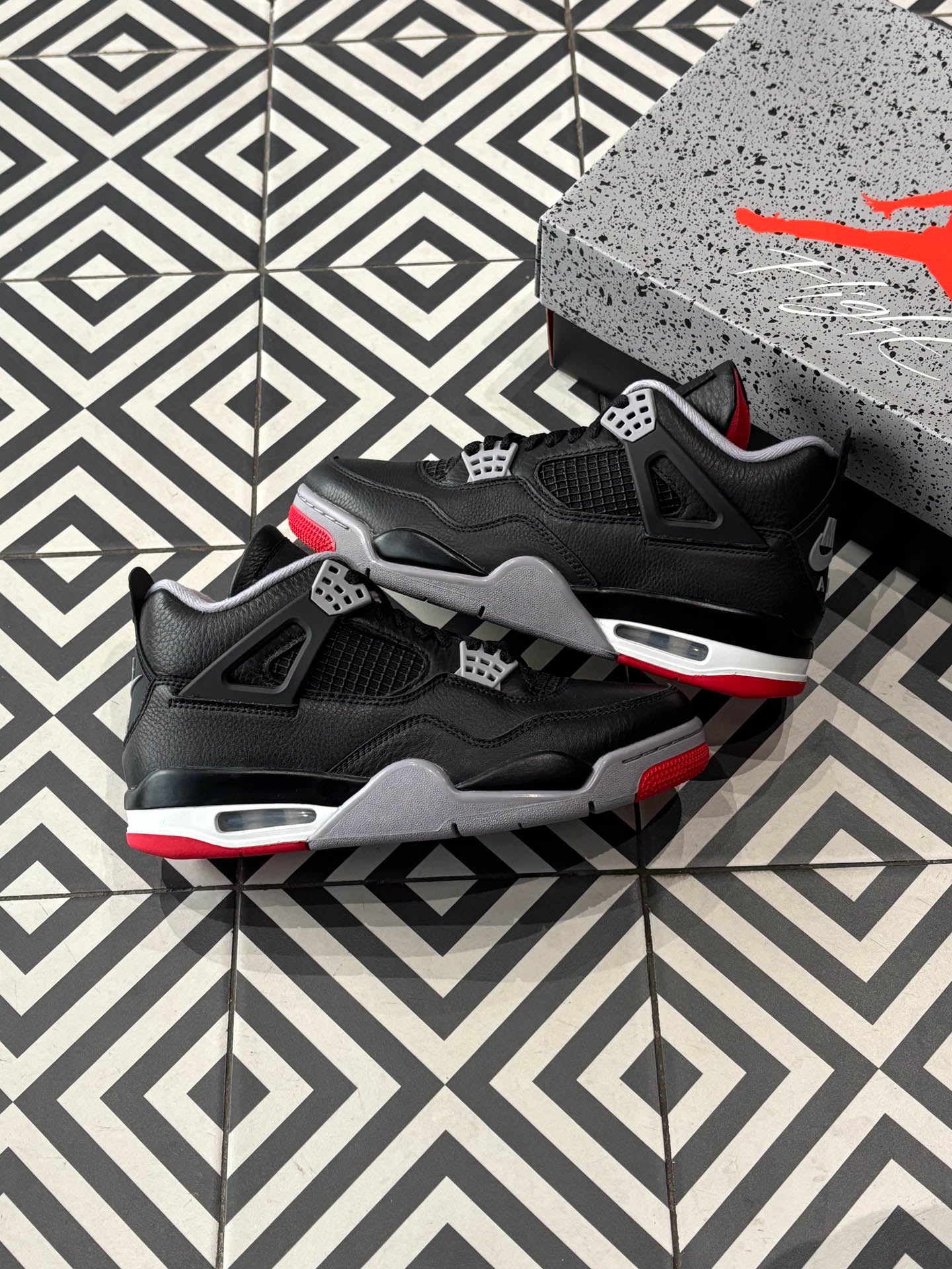 Jordan 4 Bred Reimagined (Taille 40/41)