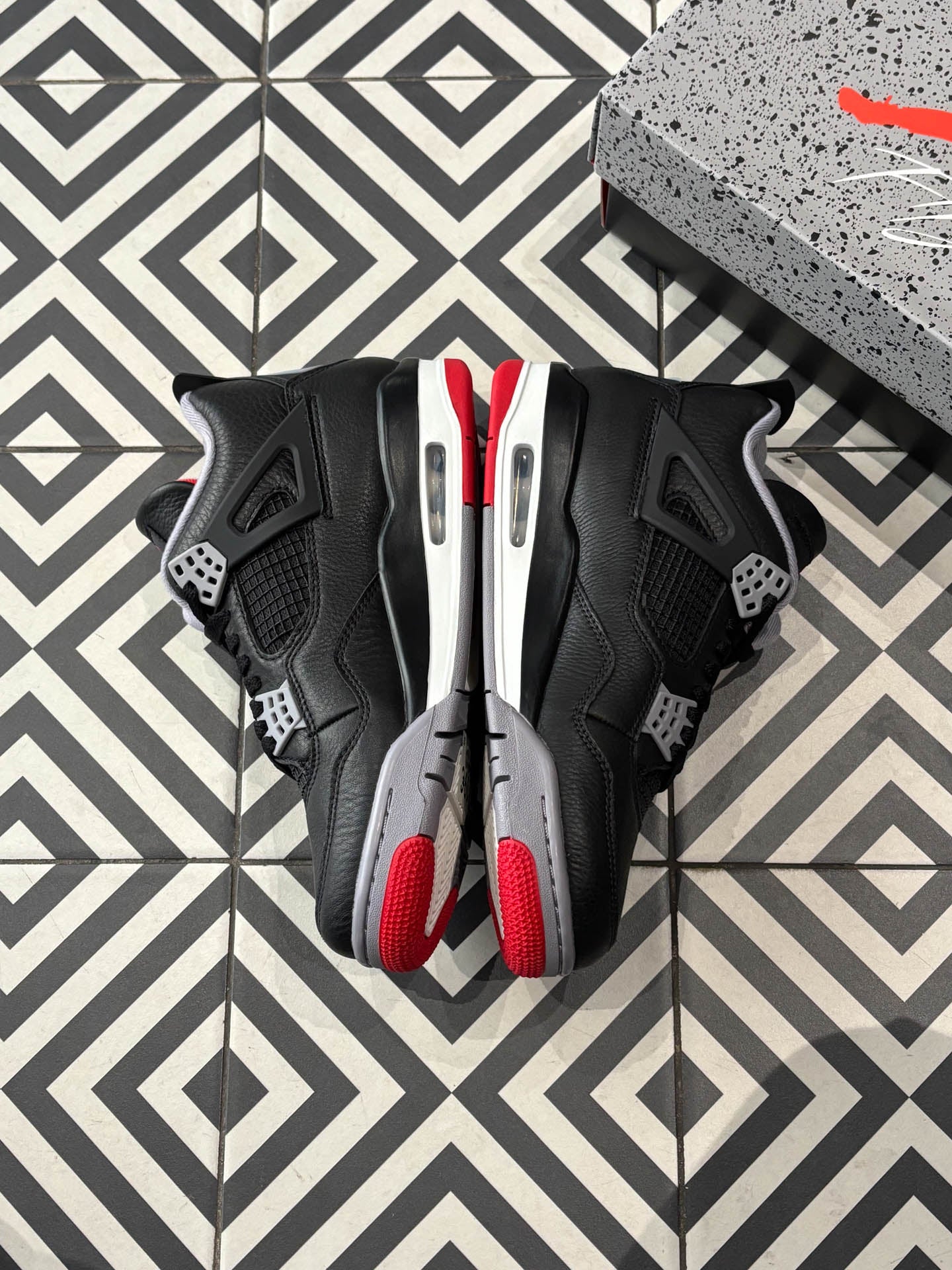 Jordan 4 Bred Reimagined (Taille 40/41)