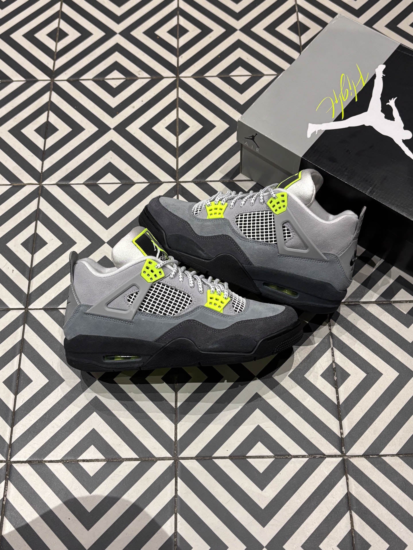 Jordan 4 Neon (Taille 42,5)