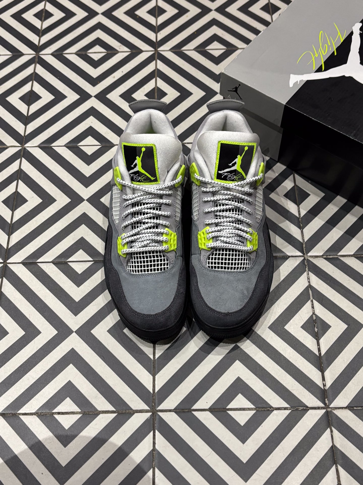 Jordan 4 Neon (Taille 42,5)