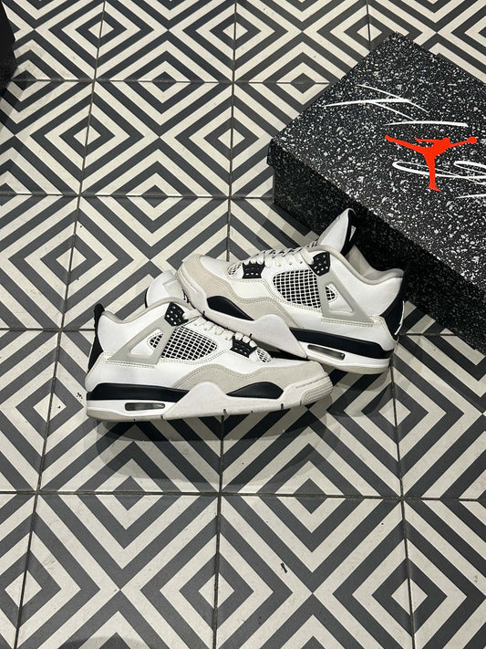 Jordan 4 Military Black (Taille 40)
