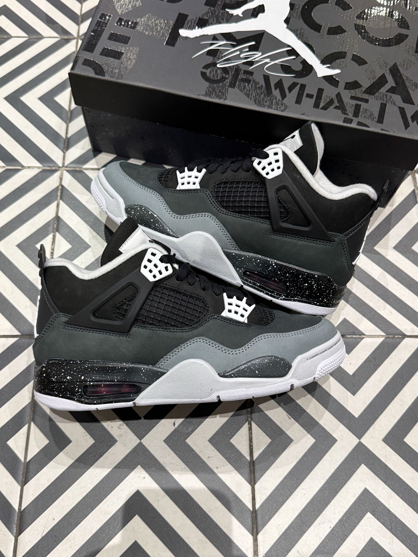 Jordan 4 Fear (Taille 40)
