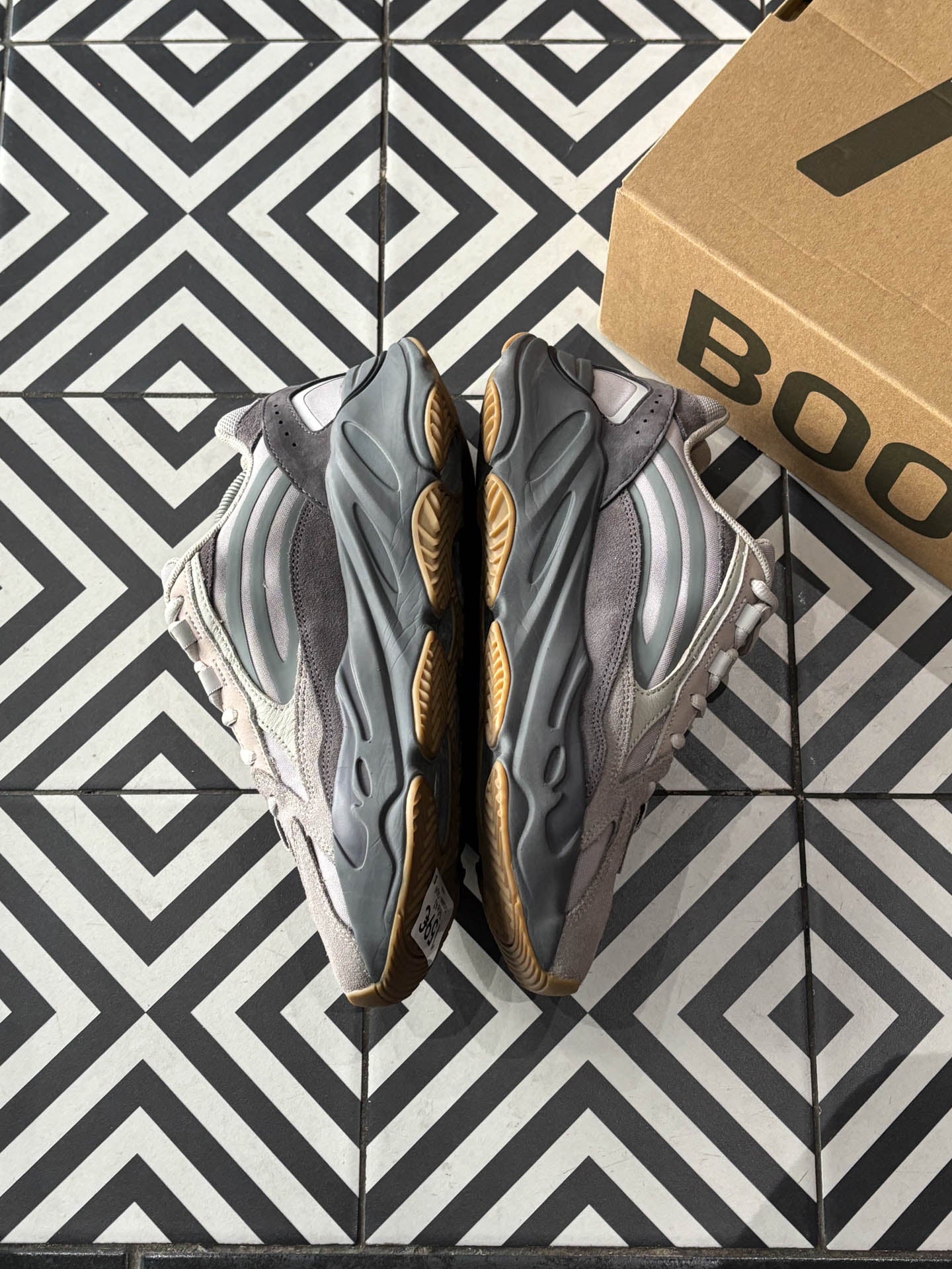 Yeezy 700 Tephra (Taille 43)