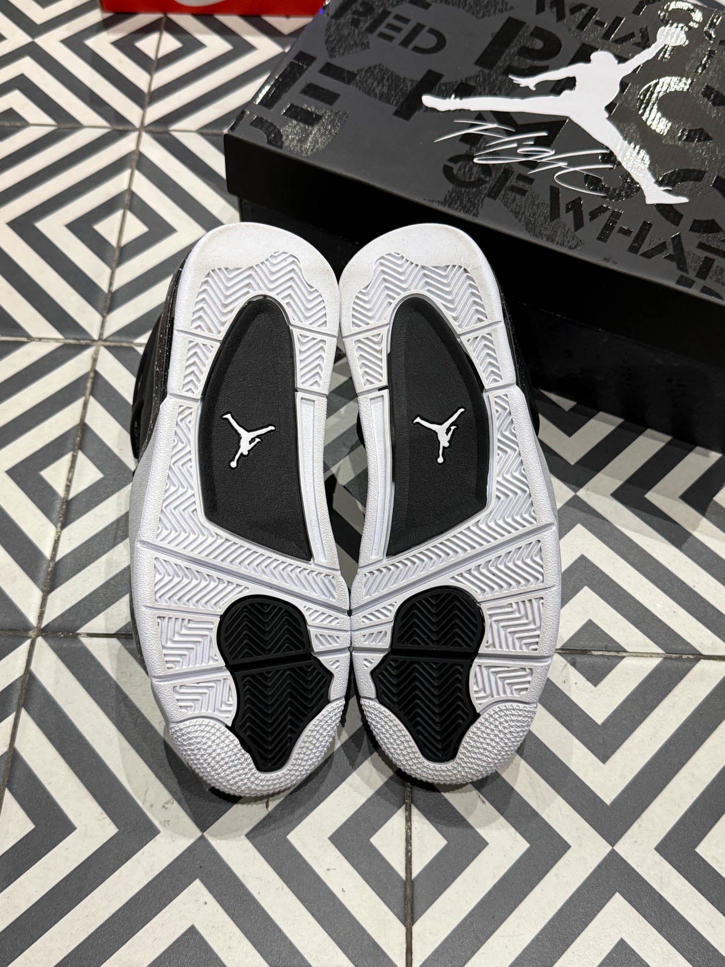 Jordan 4 Fear (Taille 40)