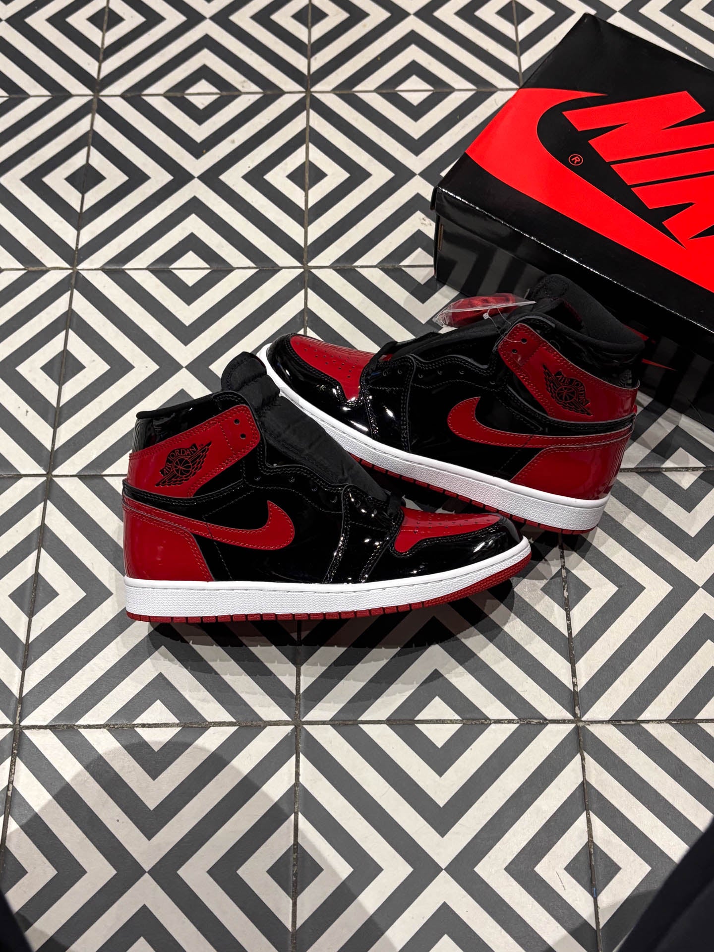 Jordan 1 High Patent Bred (Taille 43)