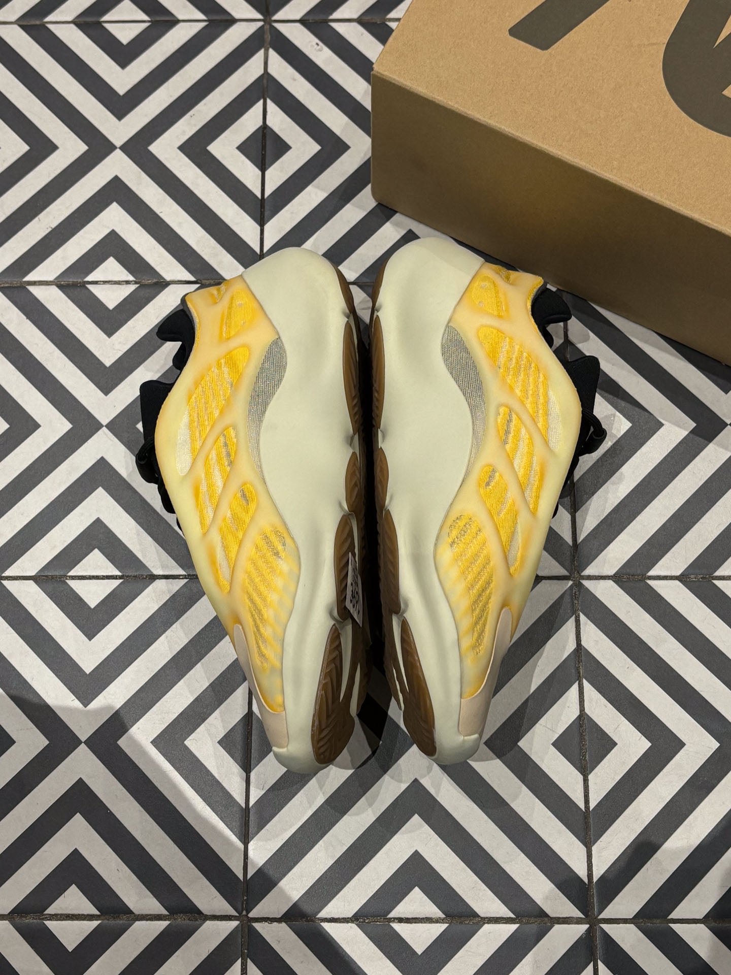 Yeezy 700 V3 Mono Safflower (Taille 46 2/3)