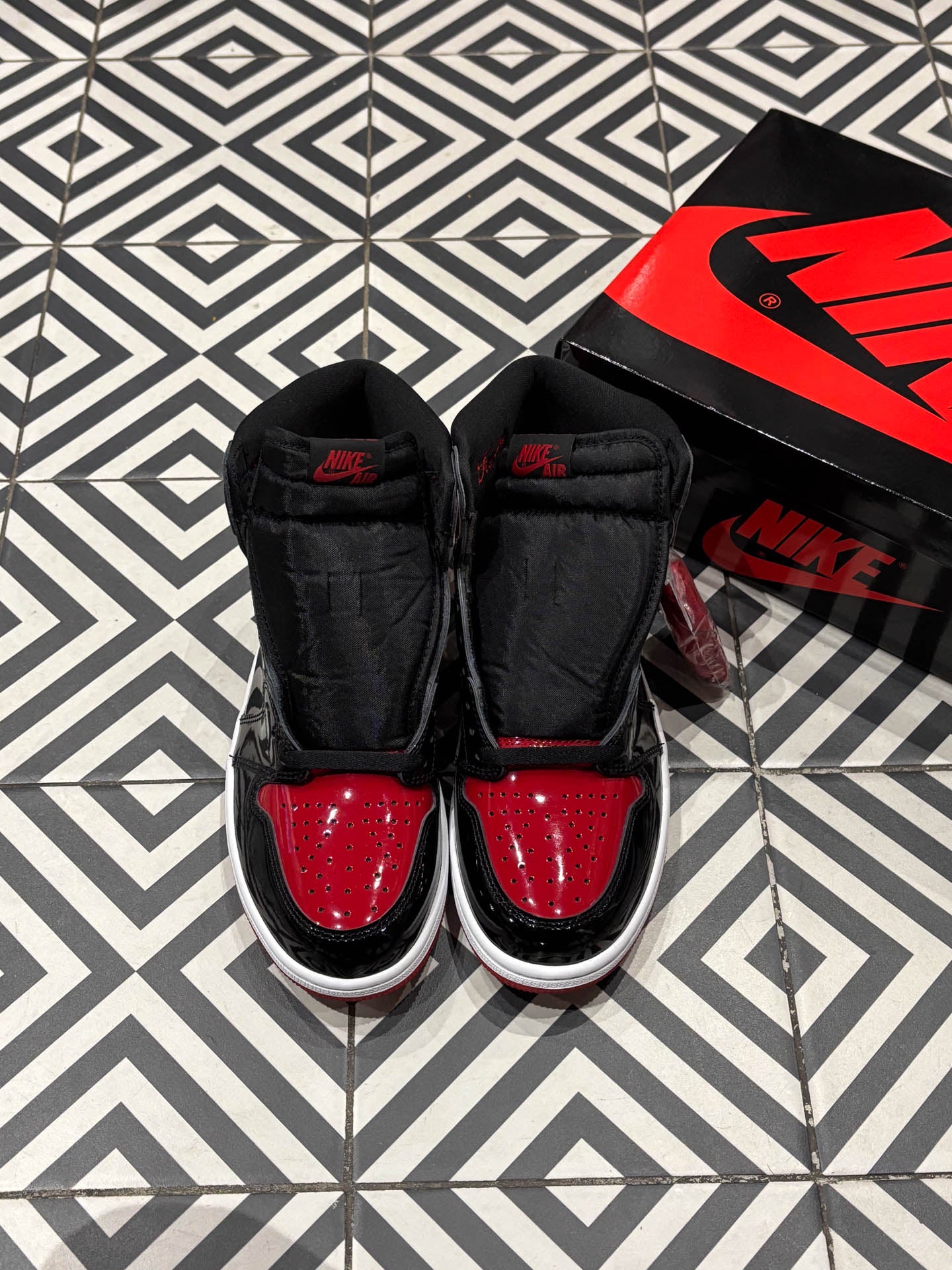 Jordan 1 High Patent Bred (Taille 43)