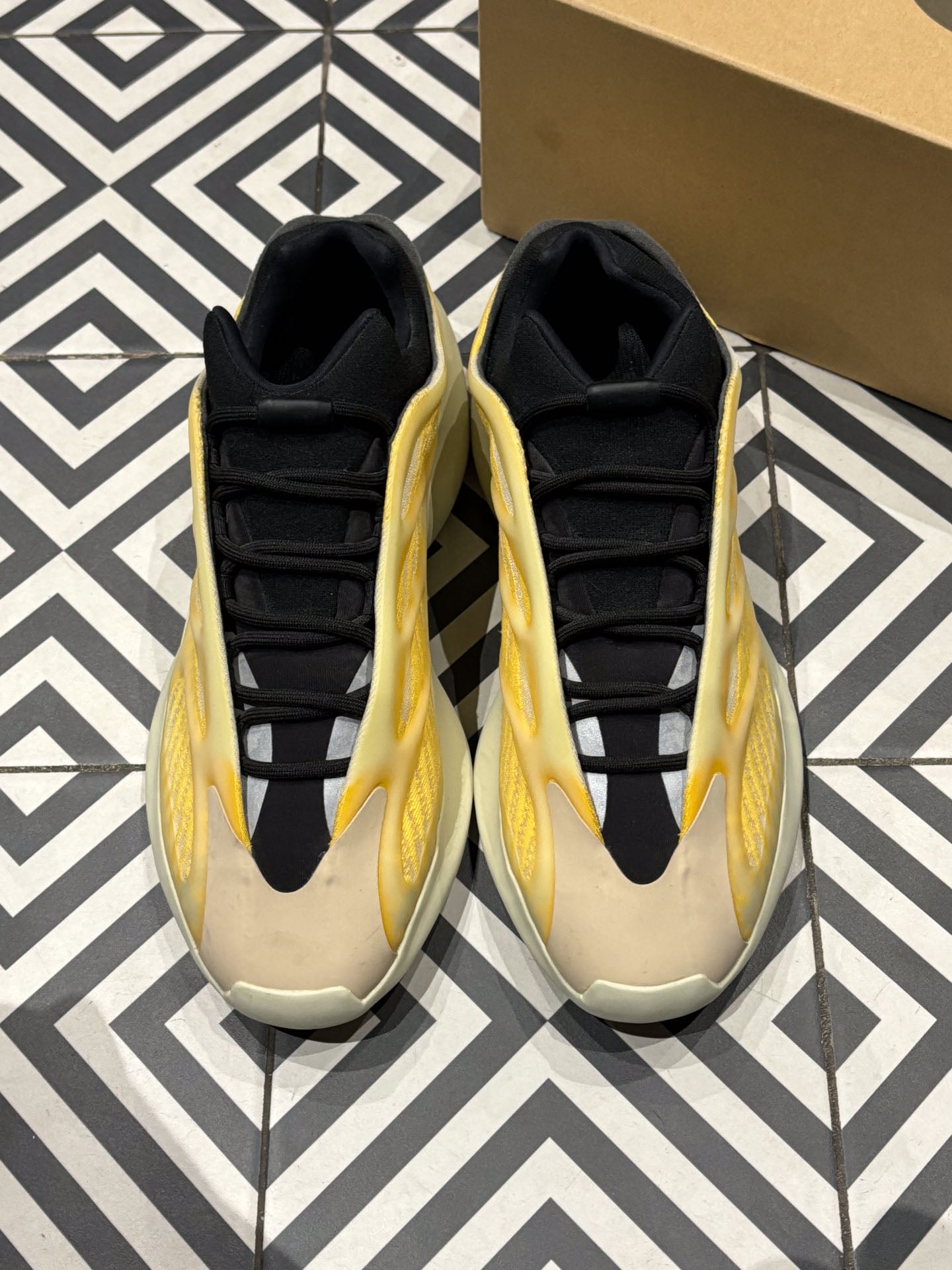 Yeezy 700 V3 Mono Safflower (Taille 46 2/3)