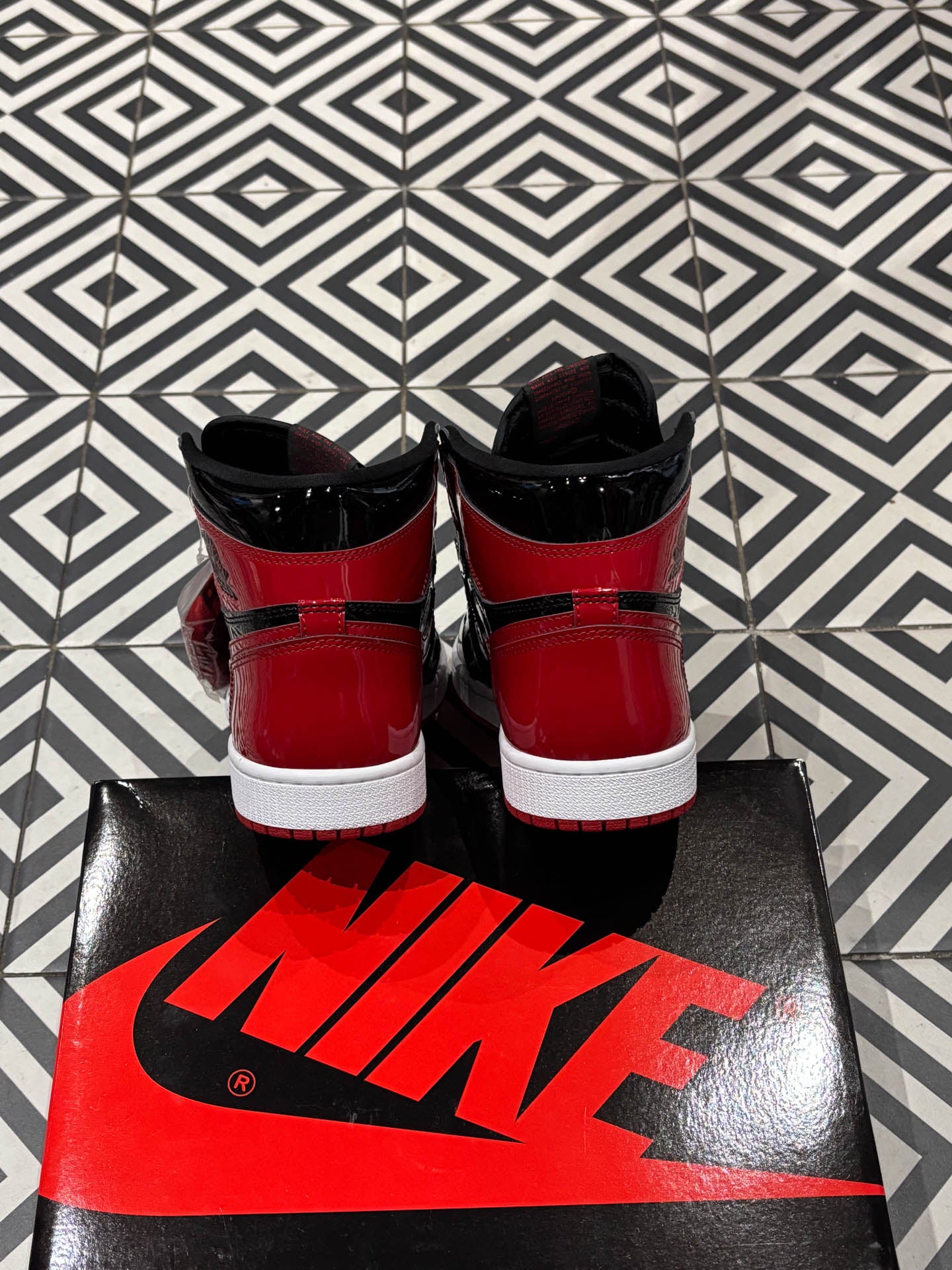 Jordan 1 High Patent Bred (Taille 43)