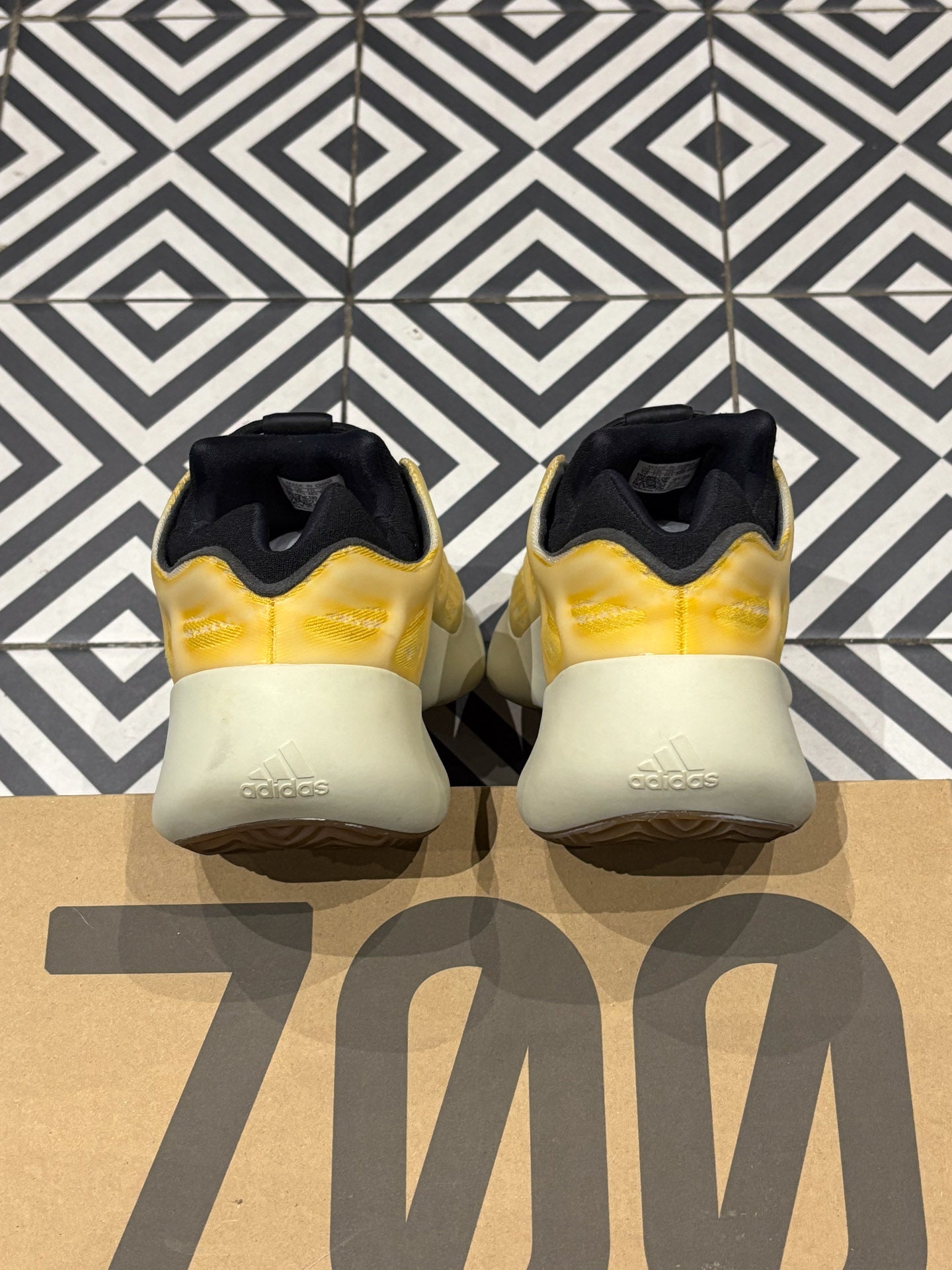 Yeezy 700 V3 Mono Safflower (Taille 46 2/3)