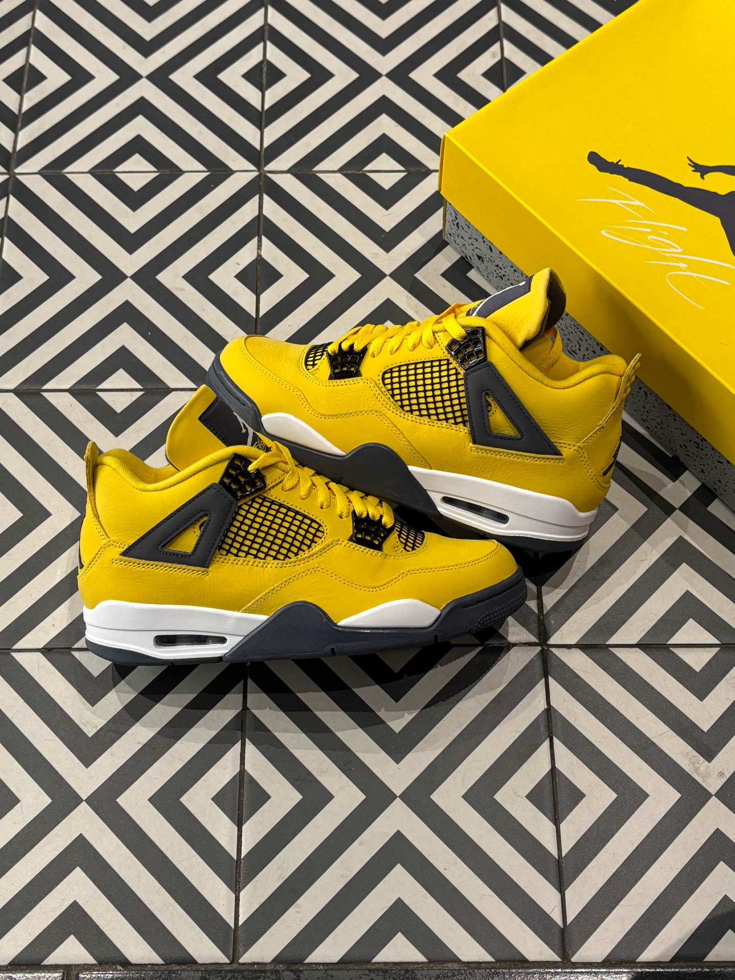 Jordan 4 Lightning (Taille 42)