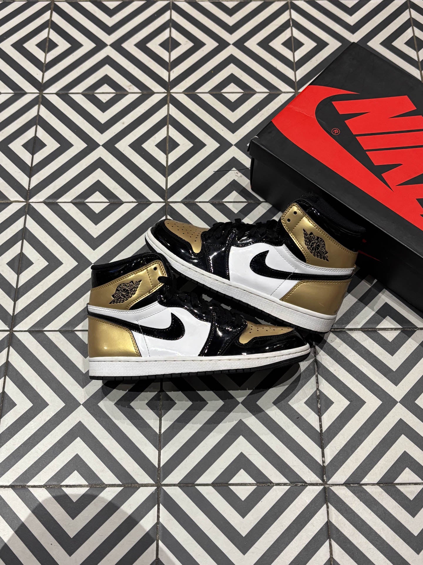 Jordan 1 High Gold Toe (Taille 40,5)