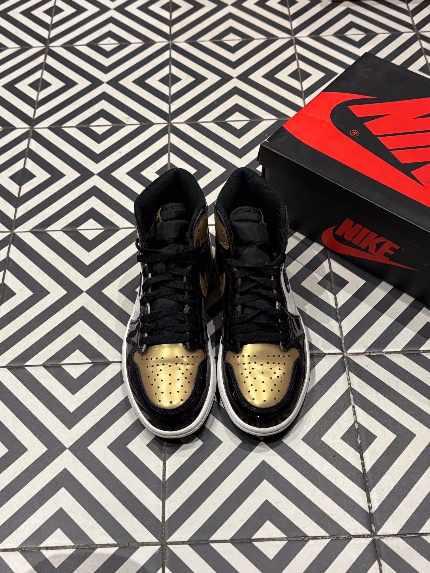 Jordan 1 High Gold Toe (Taille 40,5)