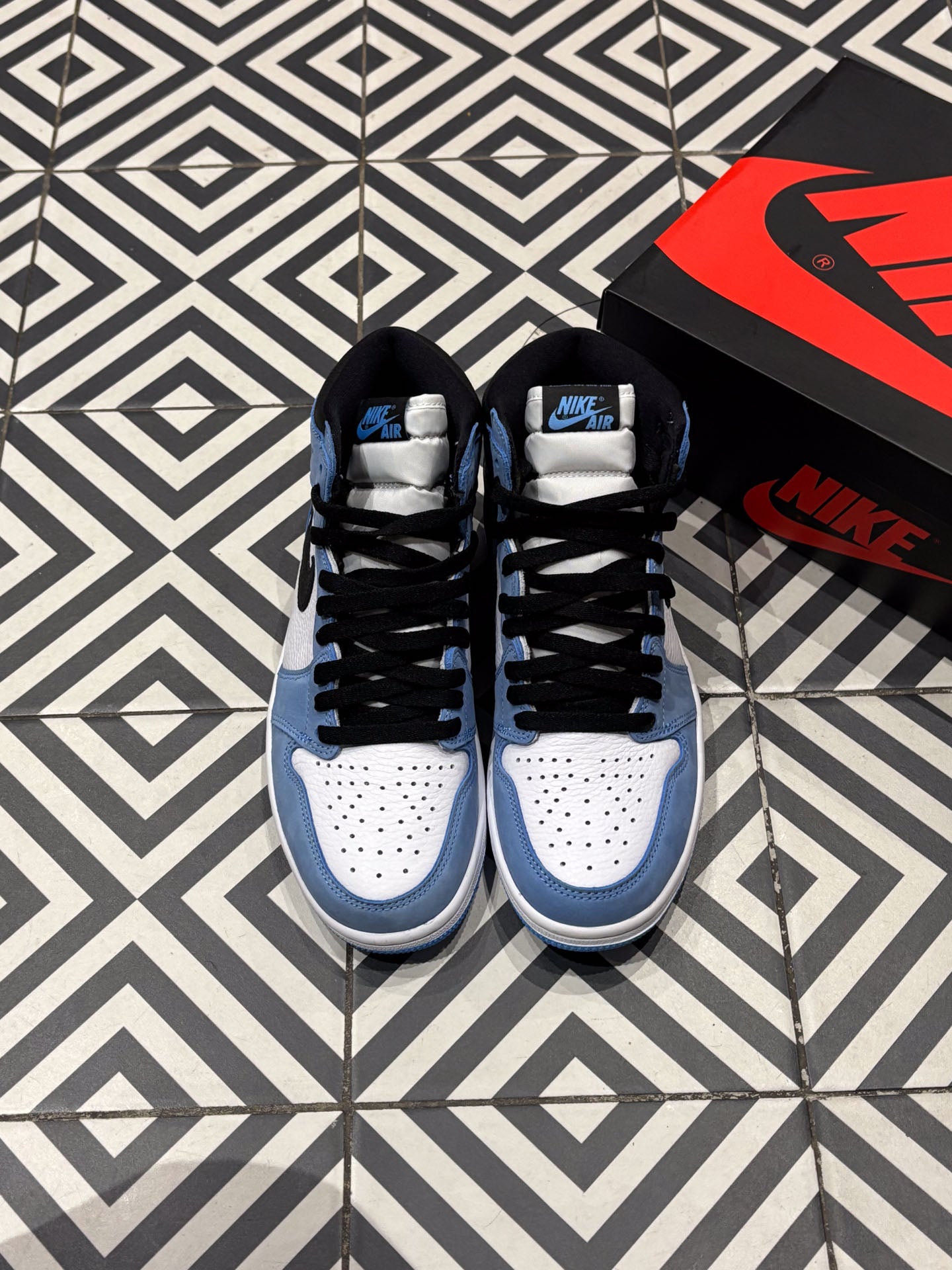 Jordan 1 High University Blue (Taille 41)