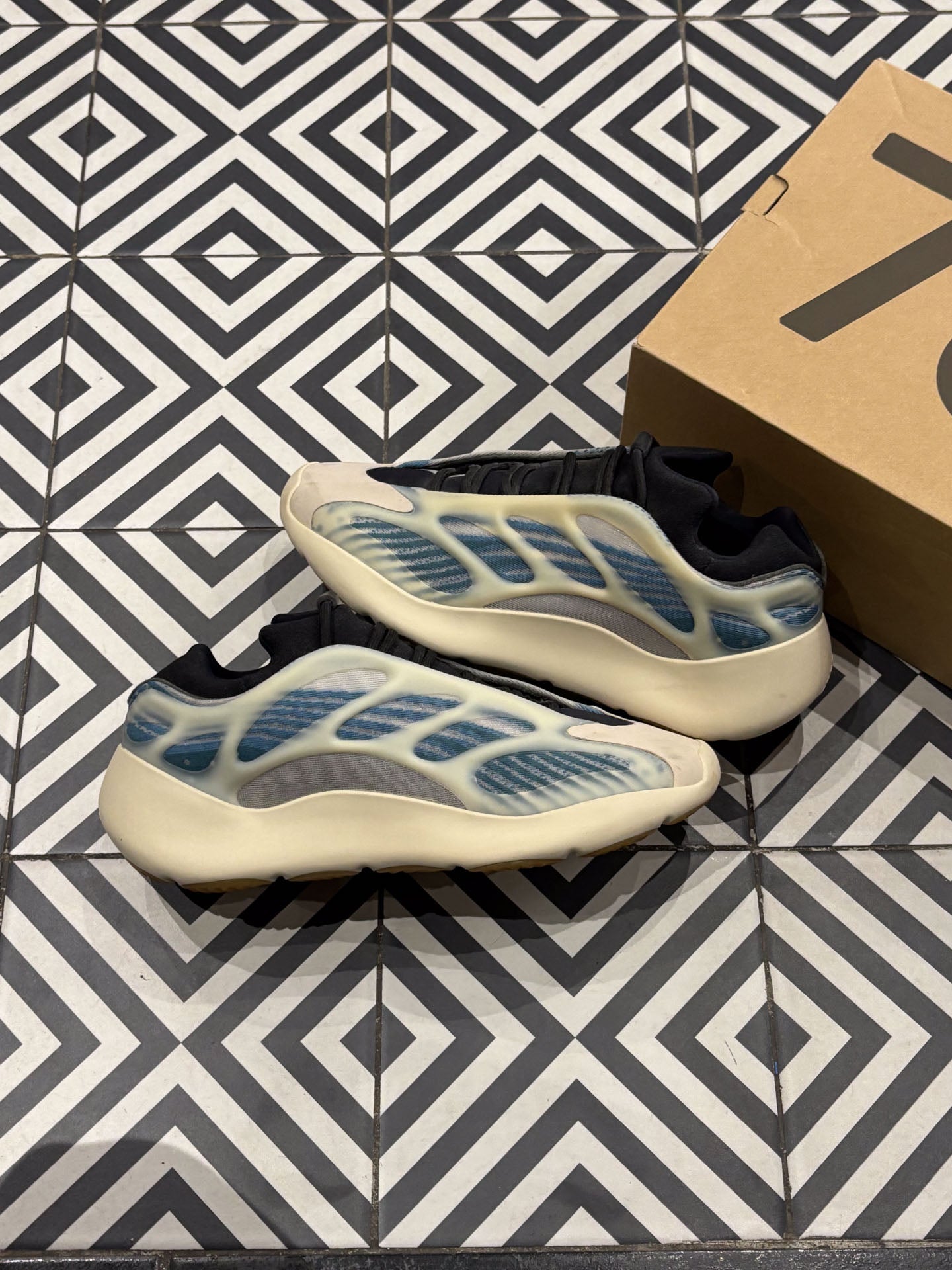 Yeezy 700 V3 Kyanite (Taille 45)