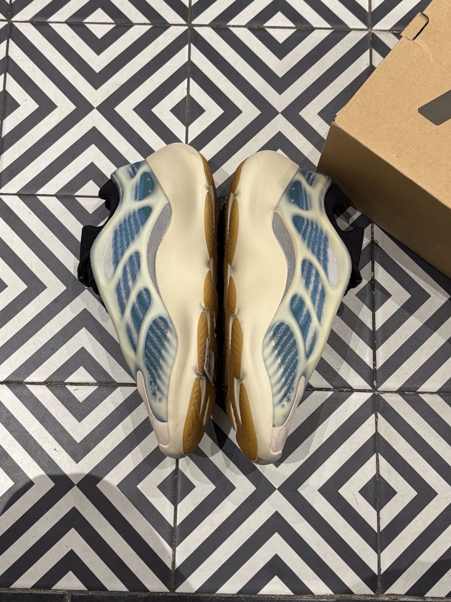 Yeezy 700 V3 Kyanite (Taille 45)