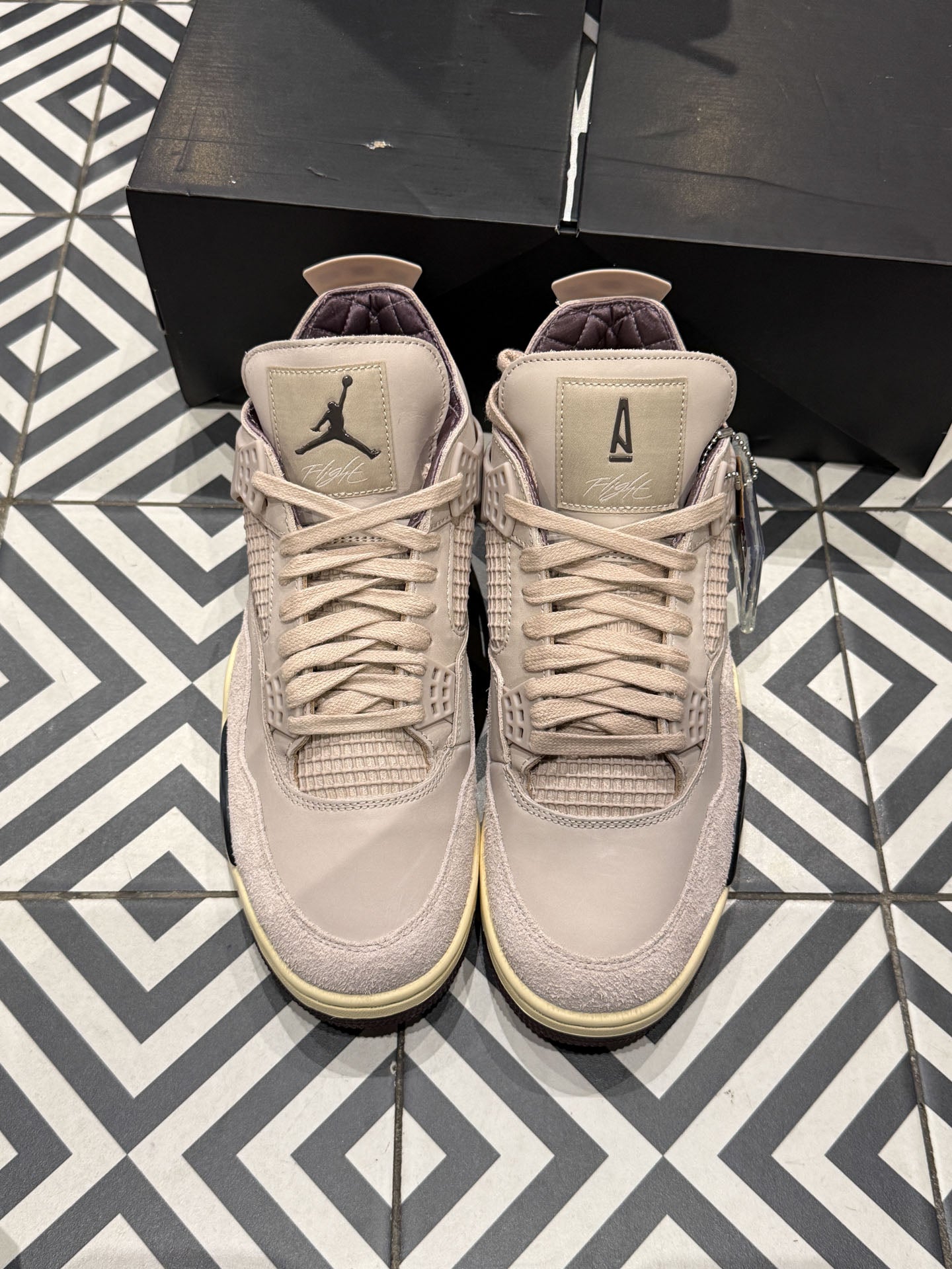 Jordan 4 A Ma Maniere Phantom (Taille 44)