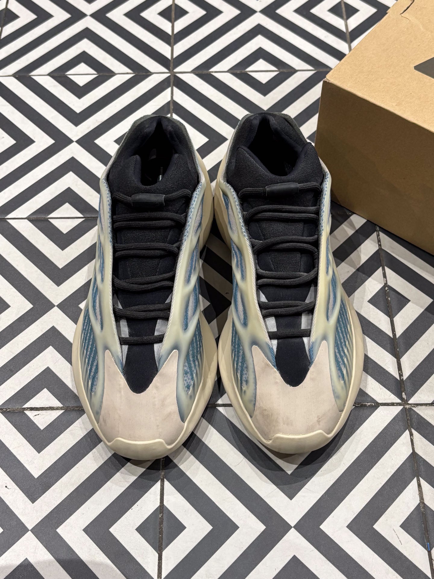 Yeezy 700 V3 Kyanite (Taille 45)