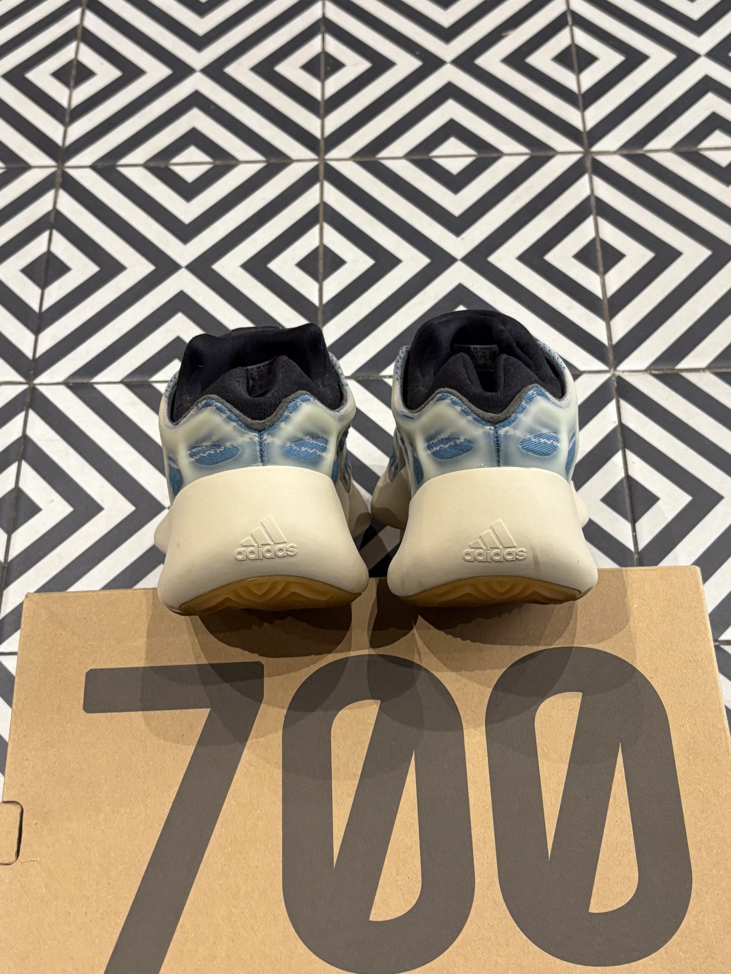 Yeezy 700 V3 Kyanite (Taille 45)