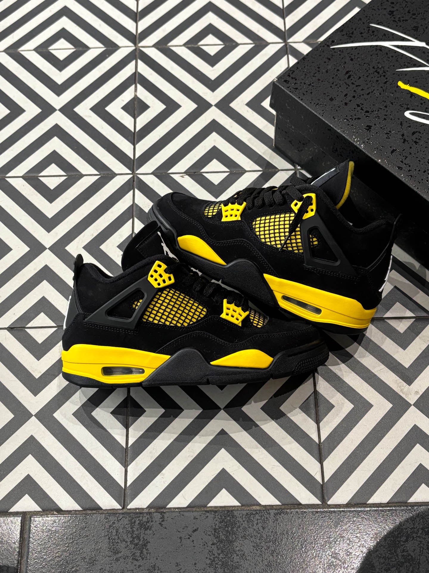 Jordan 4 Thunder (Taille 40)