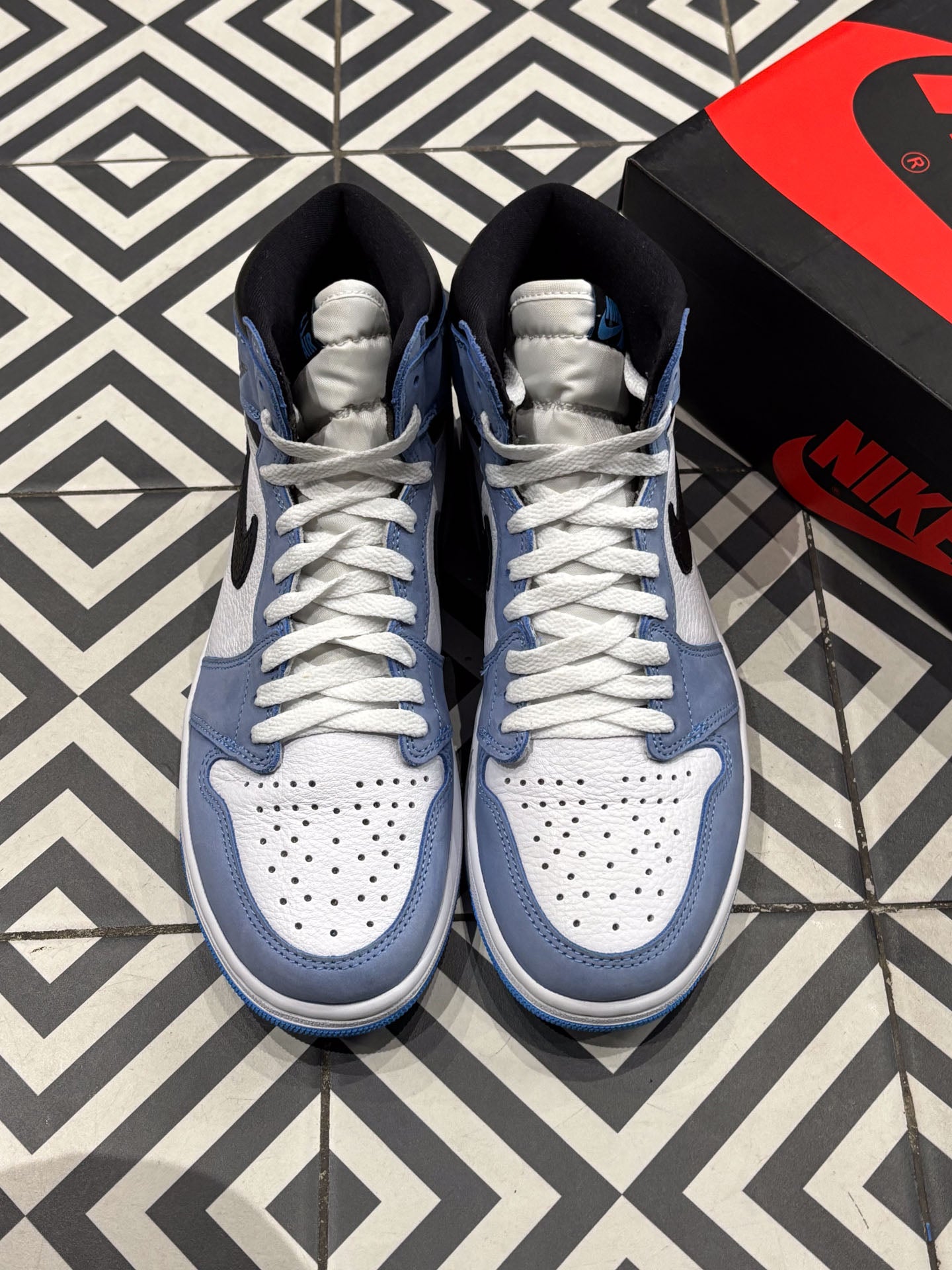 Jordan 1 High University Blue (Taille 43)