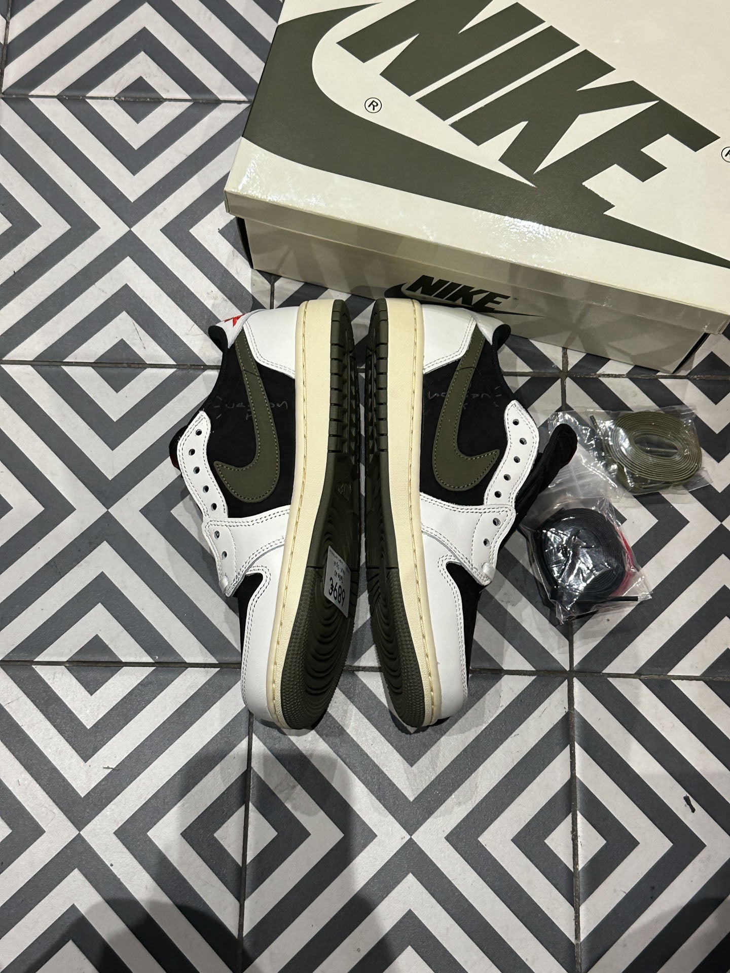 Jordan 1 Low Travis Scott Olive (Taille 40)