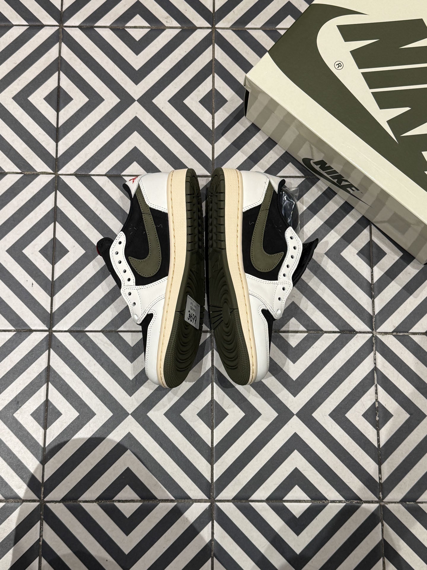 Jordan 1 Low Travis Scott Olive (Taille 38,5)