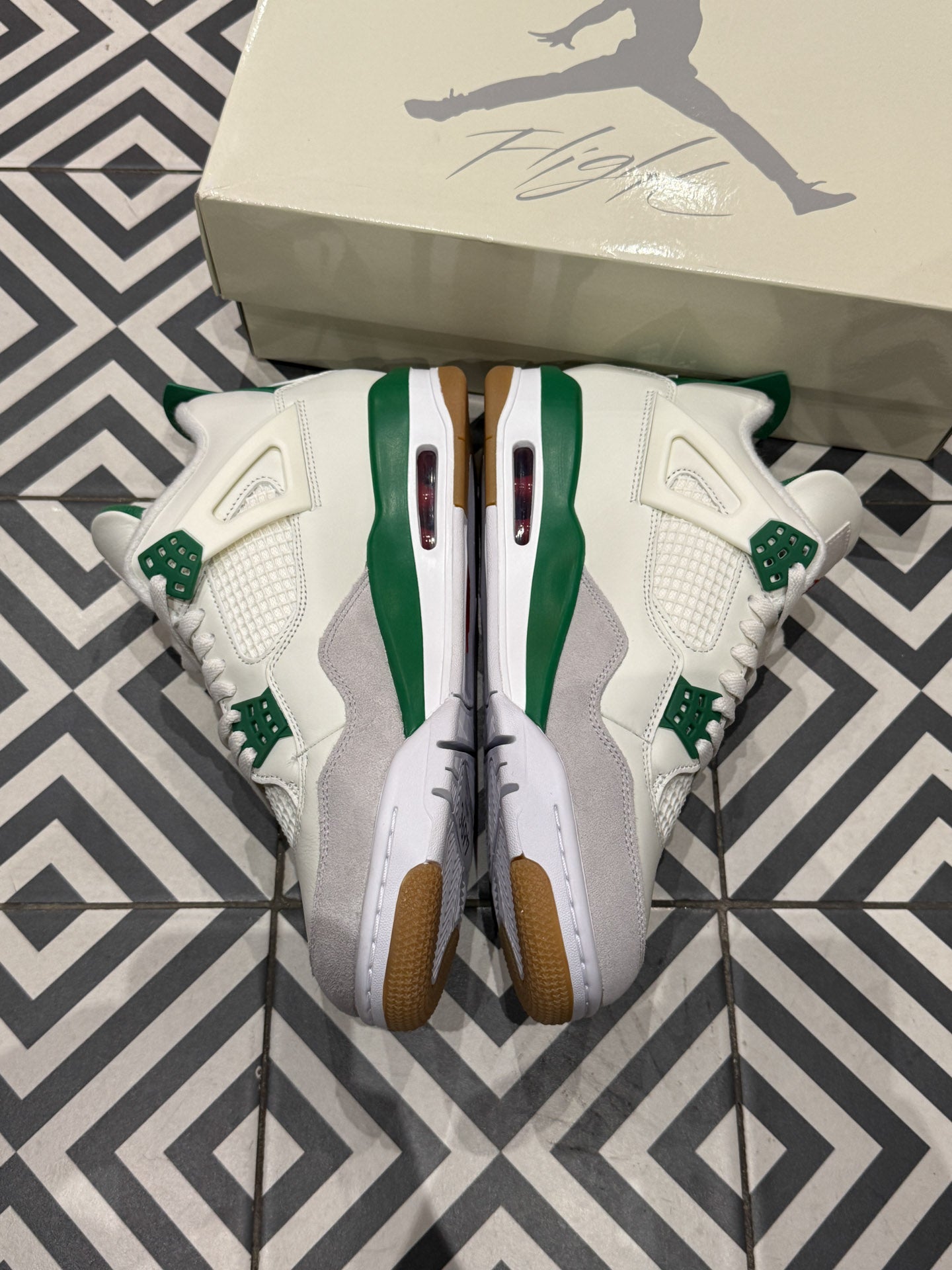 Jordan 4 SB Pine Green (Taille 44)