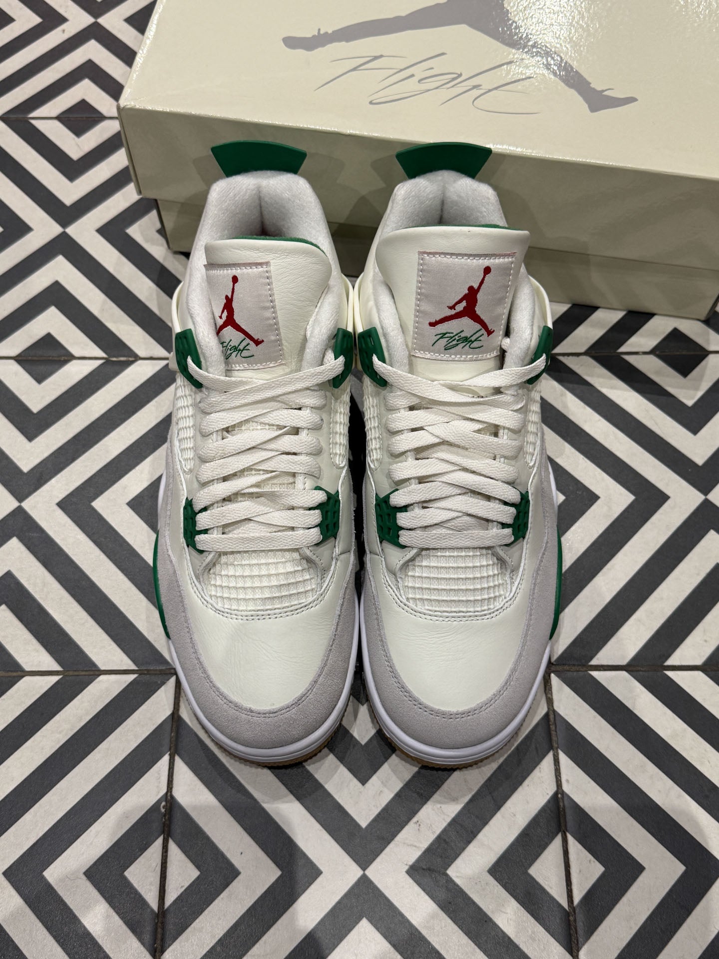 Jordan 4 SB Pine Green (Taille 44)